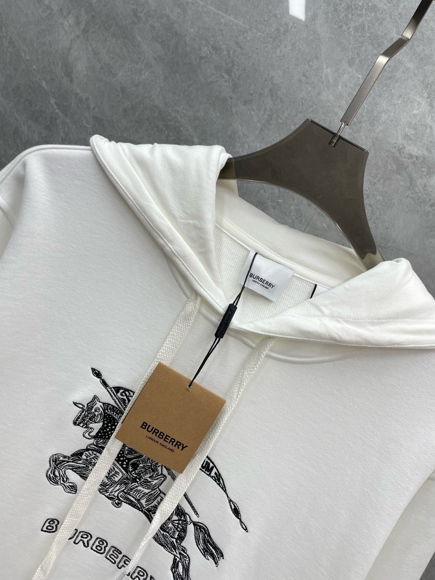 ¡P540 Burberry suministro estable largo período de venta ace señaló mercancías exclusivas letras logotipo de alta densidad bordado 400g terry sudadera con capucha de algodón 2024 colección otoño e invierno brillante marca decorativa letras bordado hombres y mujeres con la misma sudadera con capucha suelta de gama alta atmósfera versátil! grado de reducción y la artesanía no tiene miedo de cualquier desafío sólo para darle un producto maravilloso! 400g sudadera con capucha de algodón de rizo presenta una versión clásica de la marca decorativa letras bordado de alta densidad embellecimiento Bur diseño del logotipo de la configuración general de ajuste flojo estilo deportivo más juvenil destaca el sentido urbano moderno de la moda en el cuerpo atmosférica efecto colorido es excelente con más esfuerzo si se trata de un deporte casual o viajes de alta calle puede ser fácil de! ¡Conducir! ¡Alto gramos de rizo de algodón de alto recuento de la tela en general se siente muy cómodo efecto sobre la piel es también excelente y la versión normal también es perfecto para llevar el efecto perfectamente en línea con una variedad de ocasiones de desgaste requerido grado extremadamente extraordinario y el encanto es muy excepcional llamativo más capaz de poner de relieve las especificaciones de la marca y su búsqueda de la moda! ¡Como fan de bbr no debe perderse punto de estilo se han almacenado todos agarrar su propio! Color: negro / blanco Tamaño: S-XLS código: anchura de los hombros 44cm-pecho 106cm-longitud de la ropa 66cm-longitud de la manga 67cmM código: anchura de los hombros 46cm-pecho 110cm-longitud de la ropa 68cm-manga 68cmmL código: anchura de los hombros 48cm-pecho 114cm-longitud de la ropa 70cm-longitud de la manga 69cmXL código: anchura de los hombros 50cm-pecho 118cm-longitud de la ropa 72cm-longitud de la manga 70cmSize: anchura de los hombros 50cm-pecho 118cm-longitud de la ropa 72cm-longitud de la manga 70cmSize: anchura de los hombros 50cm-pecho 118cm-longitud de la ropa 72cm-longitud de la manga 70cm 72cm-longitud de la manga 70cmRecomendación de talla (versión ligeramente ancha): altura 174-140 libras ¡pruébese el código S adecuado! ¡Los niños que pesan 140 libras o menos elegir el código S 140-150 libras elegir el código M 155-165 libras elegir el código L 170-190 elegir el código XL! ¡Chicas todos eligen código S puede ser! -Alta fábrica de imitación