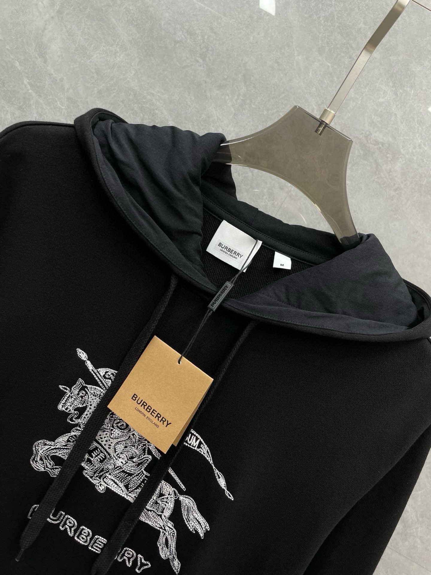 ¡P540 Burberry suministro estable largo período de venta ace señaló mercancías exclusivas letras logotipo de alta densidad bordado 400g terry sudadera con capucha de algodón 2024 colección otoño e invierno brillante marca decorativa letras bordado hombres y mujeres con la misma sudadera con capucha suelta de gama alta atmósfera versátil! grado de reducción y la artesanía no tiene miedo de cualquier desafío sólo para darle un producto maravilloso! 400g sudadera con capucha de algodón de rizo presenta una versión clásica de la marca decorativa letras bordado de alta densidad embellecimiento Bur diseño del logotipo de la configuración general de ajuste flojo estilo deportivo más juvenil destaca el sentido urbano moderno de la moda en el cuerpo atmosférica efecto colorido es excelente con más esfuerzo si se trata de un deporte casual o viajes de alta calle puede ser fácil de! ¡Conducir! ¡Alto gramos de rizo de algodón de alto recuento de la tela en general se siente muy cómodo efecto sobre la piel es también excelente y la versión normal también es perfecto para llevar el efecto perfectamente en línea con una variedad de ocasiones de desgaste requerido grado extremadamente extraordinario y el encanto es muy excepcional llamativo más capaz de poner de relieve las especificaciones de la marca y su búsqueda de la moda! ¡Como fan de bbr no debe perderse punto de estilo se han almacenado todos agarrar su propio! Color: negro / blanco Tamaño: S-XLS código: anchura de los hombros 44cm-pecho 106cm-longitud de la ropa 66cm-longitud de la manga 67cmM código: anchura de los hombros 46cm-pecho 110cm-longitud de la ropa 68cm-manga 68cmmL código: anchura de los hombros 48cm-pecho 114cm-longitud de la ropa 70cm-longitud de la manga 69cmXL código: anchura de los hombros 50cm-pecho 118cm-longitud de la ropa 72cm-longitud de la manga 70cmSize: anchura de los hombros 50cm-pecho 118cm-longitud de la ropa 72cm-longitud de la manga 70cmSize: anchura de los hombros 50cm-pecho 118cm-longitud de la ropa 72cm-longitud de la manga 70cm 72cm-longitud de la manga 70cmRecomendación de talla (versión ligeramente ancha): altura 174-140 libras ¡pruébese el código S adecuado! ¡Los niños que pesan 140 libras o menos elegir el código S 140-150 libras elegir el código M 155-165 libras elegir el código L 170-190 elegir el código XL! ¡Chicas todos eligen código S puede ser! -Alta fábrica de imitación