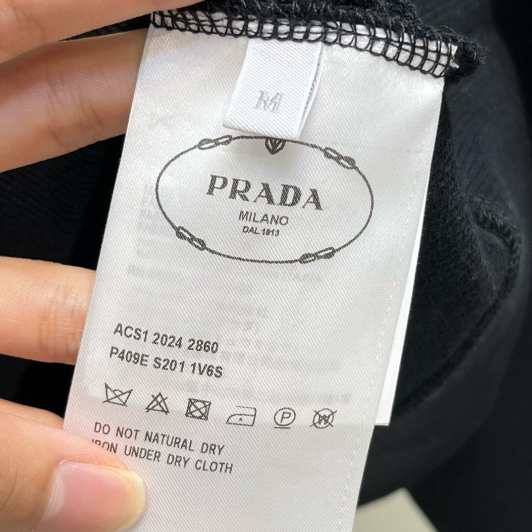 P540 Prada Prada Goods período de ventas estables de las mercancías del canal de comercio de edad, siempre ha sido estable excelente calidad para ganar, apto para todas las personas! 2024 otoño e invierno Prada clásica etiqueta triangular letras logotipo decorado sudadera con capucha de los hombres de los deportes de manga larga 100% material de algodón nunca es simple. El uso de tejidos de algodón italiano importado, la apariencia es ordinaria, pero hay mucho que aprender. El tacto es muy delicado y suave, y el trabajo es riguroso y meticuloso. La verdadera diferencia entre el algodón general, las manos se puede entender... Lo más destacado a diferencia de muchas marcas, ¡sólo sencillo y generoso sin perder la moda! Logotipo Etiqueta triangular completa y limpia.... La belleza de la simetría pulcra, Talla: S-XL referencia de datos: S código: busto 106cm-anchura de hombros 45cm-largo de la prenda 68cm-largo de la manga 66cmM código: busto 110cm-anchura de hombros 46cm-largo de la prenda 69cm-largo de la manga 67cmmL código: busto 114cm-anchura de hombros 47cm-largo de la prenda 70cm-largo de la manga 68cm XL código: busto 118cm-anchura de hombros 48cm-largo de la prenda 71cm-largo de la manga 68cm 48cm-longitud de la camiseta 71cm-longitud de la manga 69cm-fábrica de alta costura