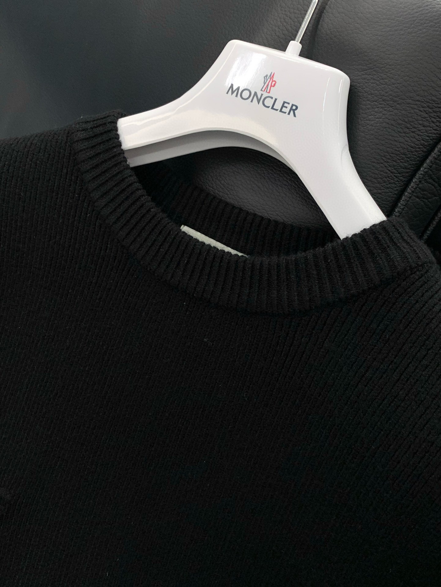 Imagem [5]-P540 Moncler Moncler 2024 outono e inverno Alta Costura estilo urbano completo clássico atmosfera simples pescoço redondo inferior malha de manga comprida seção grossa jumper suéter de lã usando tecido de mistura de lã importado macio e delicado guarda-roupa dos homens são essenciais fundo básico pode ser usado com uma variedade de roupas para atender às necessidades de sua vida diária O design das roupas é muito simples pais para se apressar para obter M-4XL 178 140kg desgaste L Max desgaste 200kg-Alto sacos de réplica