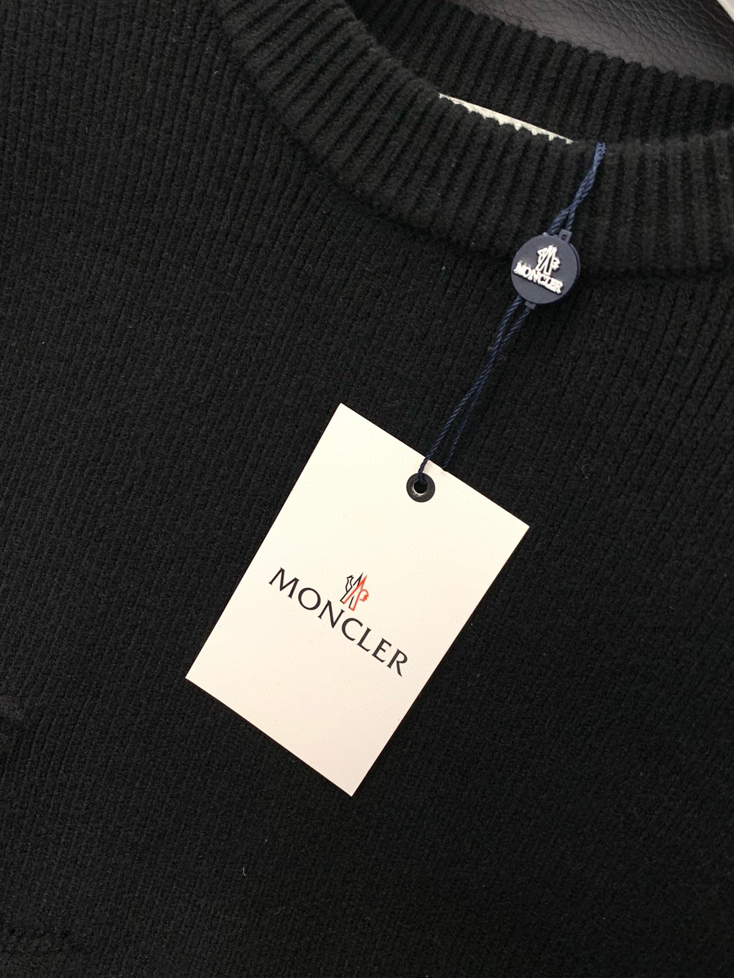 P540 Moncler Moncler Otoño / Invierno 2024 Alta Costura estilo urbano completo clásico ambiente sencillo cuello redondo inferior de punto de manga larga jersey grueso suéter de lana utilizando lana importada tejido mezclado suave y delicado armario de los hombres es esencial fondo básico siempre se puede usar con una variedad de ropa para satisfacer las necesidades de su vida diaria ropa de diseño es muy simple padres prisa para conseguirlo M-4XL 178 140 libras desgaste L Máximo 200 kg