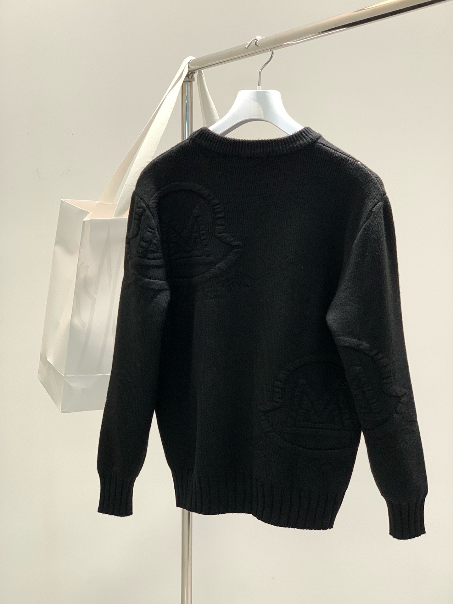 P540 Moncler Moncler Otoño / Invierno 2024 Alta Costura estilo urbano completo clásico ambiente sencillo cuello redondo inferior de punto de manga larga jersey grueso suéter de lana utilizando lana importada tejido mezclado suave y delicado armario de los hombres es esencial fondo básico siempre se puede usar con una variedad de ropa para satisfacer las necesidades de su vida diaria ropa de diseño es muy simple padres prisa para conseguirlo M-4XL 178 140 libras desgaste L Máximo 200 kg