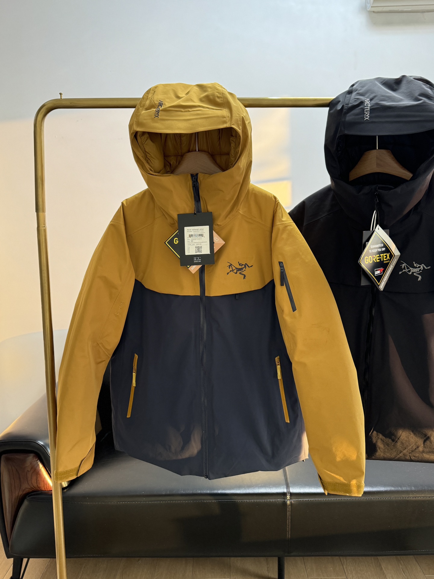 p1340--ARC'TERYX / Shizuo Bird 24 a maioria dos modelos clássicos de casacos de penas de ganso ❗️ modelos para homem e mulher com a mais recente tecnologia GORE-TEX, com materiais quentes! ⚠️ preenchido com produtos de qualidade de penas de ganso com um custo de produção muito elevado é muito pequeno e pode fazer com que os produtos de qualidade de penas de ganso sejam trabalhadores muito qualificados, de modo a que a qualidade e os pormenores produzam um verdadeiro efeito de restauração nos pormenores do controlo de excelência! Todo o revestimento de compressão de três camadas do processo de borracha todas as costuras de fita à prova de intempéries melhor estereoplástico mais ajuste e confortável, tanto para evitar o vento e neve para os desportos de neve profunda pode dissipar rapidamente 👏🏻 compressão da aba do chapéu de borracha para manter o capacete quente compatível Drop Hood! Como produto representativo da série de vestuário de esqui de qualidade superior da Shozuko, este casaco de esqui é um ótimo exemplo do que Bird pode fazer! Este casaco de esqui é uma peça clássica do trabalho da Bird Tamanho: S-XXL Cores: Preto, Cinzento. Cinzento. Amarelo 3️⃣colours-high-fashion-factory