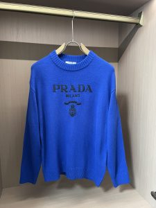 P590 PRADA毛衣 2024秋冬最新系列专柜1:1顶级复刻全品相！加厚款潮人必备单品！懂货的老铁赶紧下手面料：100%羊毛尺码M~3XL.🌽-高仿包包