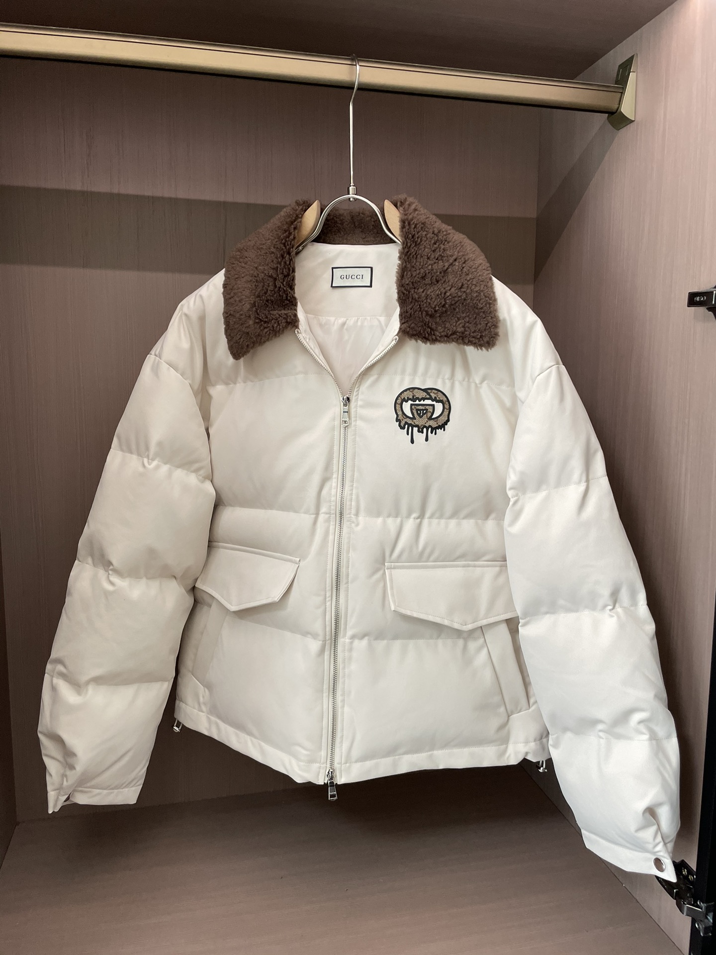 ¡Gucc 2024 otoño e invierno contador de moda casual solapa chaqueta de algodón chaqueta! Diseño ultra vanguardista estilo delicado y cómodo de llevar muy ligero y no es fácil de arrugar tres telas de defensa múltiple proceso pesado El diseño general es bastante un sentido visual de casual y con estilo en el cuerpo tiene un cierto grado de firmeza Absolutamente caminar en la vanguardia de la moda sentido de la calidad recomendada para el ocio urbano esencial 🧲 Talla: M-XLP900