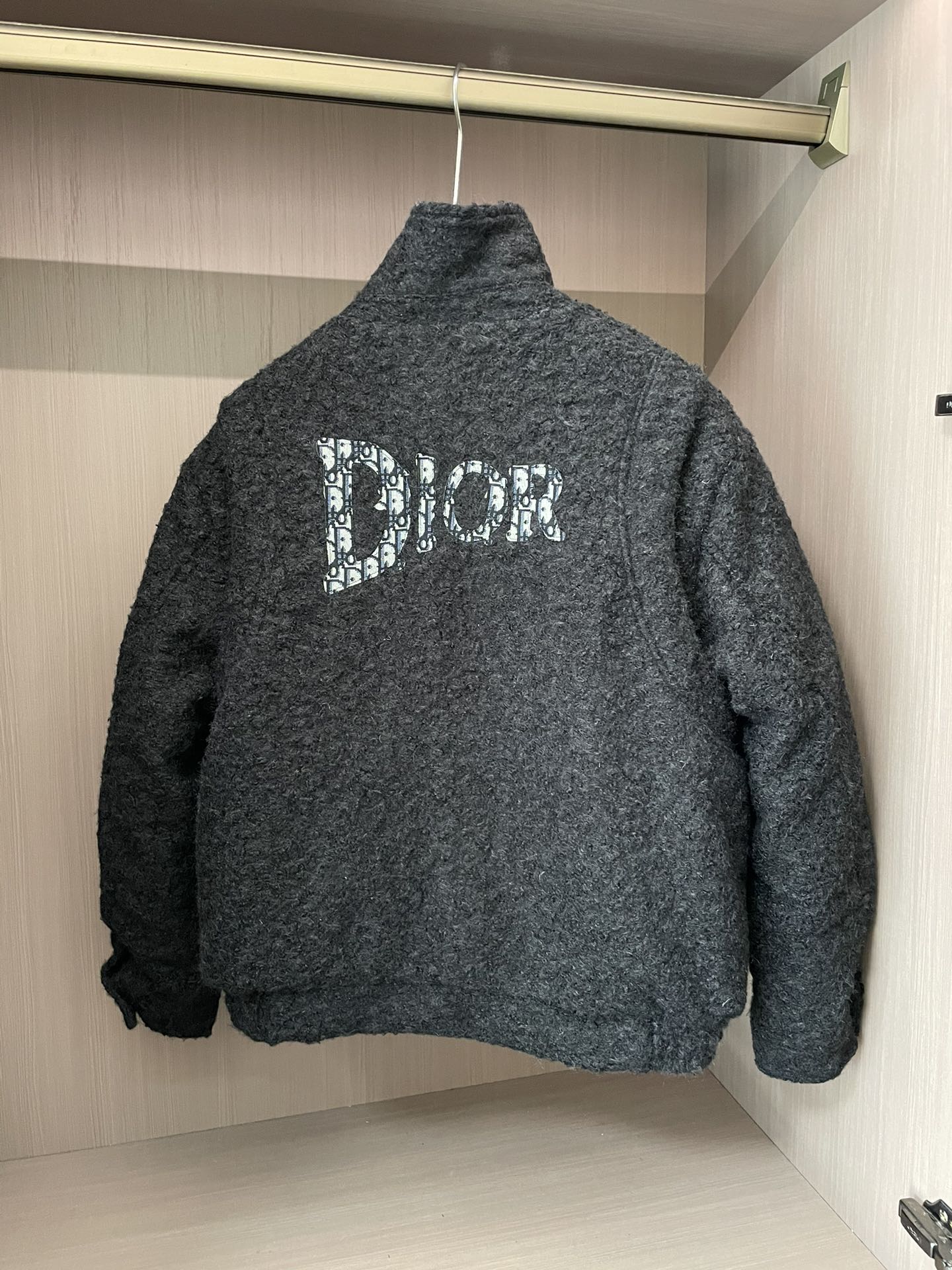 Dior 2024 outono e inverno casaco de lã casaco de algodão! Este ano, o contador de novos homens bonitos e elegantes modelos urbanos versáteis modelos especiais personalizados não é o tecido geral pode ser comparado ao produto é detalhes de design muito atraentes estão muito no lugar, então tecidos texturizados para fazer muito difícil prestar muita atenção à tecnologia de um detalhe determina os elementos de design sazonal minimalista high-end da maré de homens must-have mono versão perfeita do produto único é altamente recomendado! 🧲Tamanho: S-XLP960