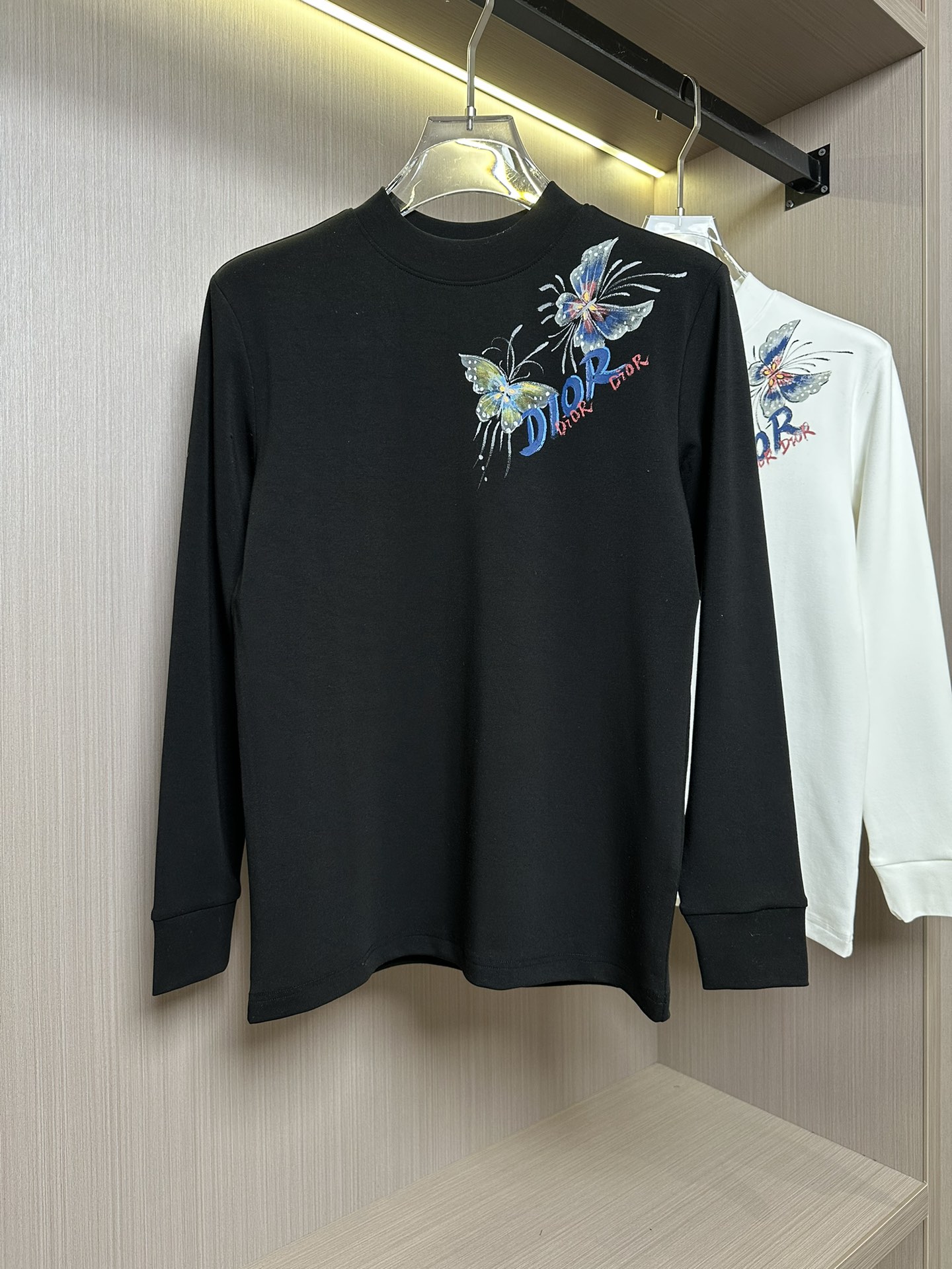 Image [8]-p480 CD Di Jia 24FW Automne et hiver classique broderie col rond T-shirt à manches longues Bottom Shirt Chest coloré peint à la main lettres de marque papillon 🦋 motif La reconnaissabilité du T-shirt rend ce T-shirt formel et de haute qualité tout en ajoutant un sens de la tendance Modèles classiques porter combien de temps n'est pas hors de la mode style !!!!. Le tissu est doux et agréable à la peau, drapé et élastique avec un bon effet anti-boulochage ! 👍Color : BlackWhiteYardage M-XXXL-High Fake Bags