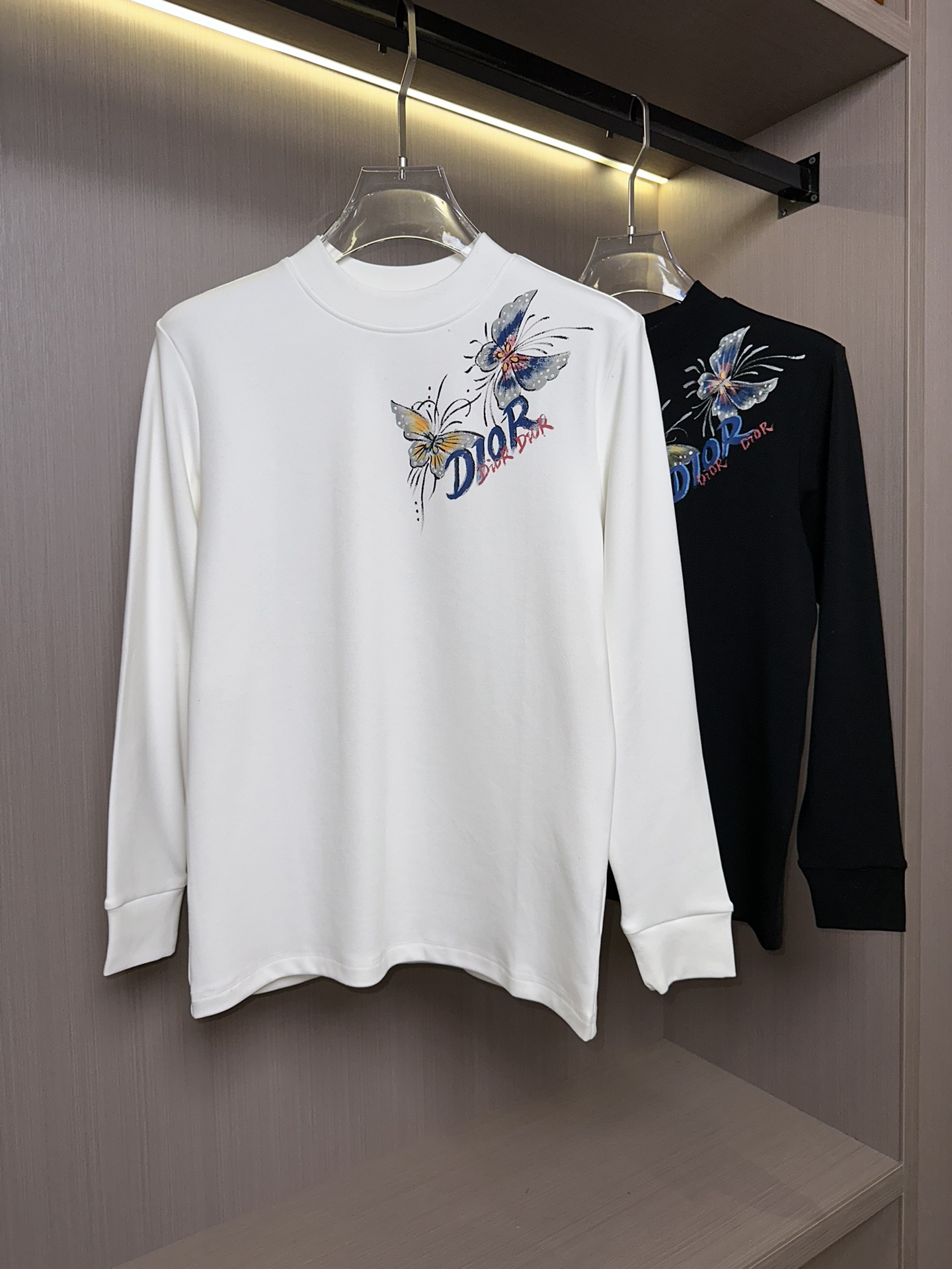 Image [3]-p480 CD Di Jia 24FW Automne et hiver classique broderie col rond T-shirt à manches longues Bottom Shirt Chest coloré peint à la main lettres de marque papillon 🦋 motif La reconnaissabilité du T-shirt rend ce T-shirt formel et de haute qualité tout en ajoutant un sens de la tendance Modèles classiques porter combien de temps n'est pas hors de la mode style !!!!. Le tissu est doux et agréable à la peau, drapé et élastique avec un bon effet anti-boulochage ! 👍Color : BlackWhiteYardage M-XXXL-High Fake Bags