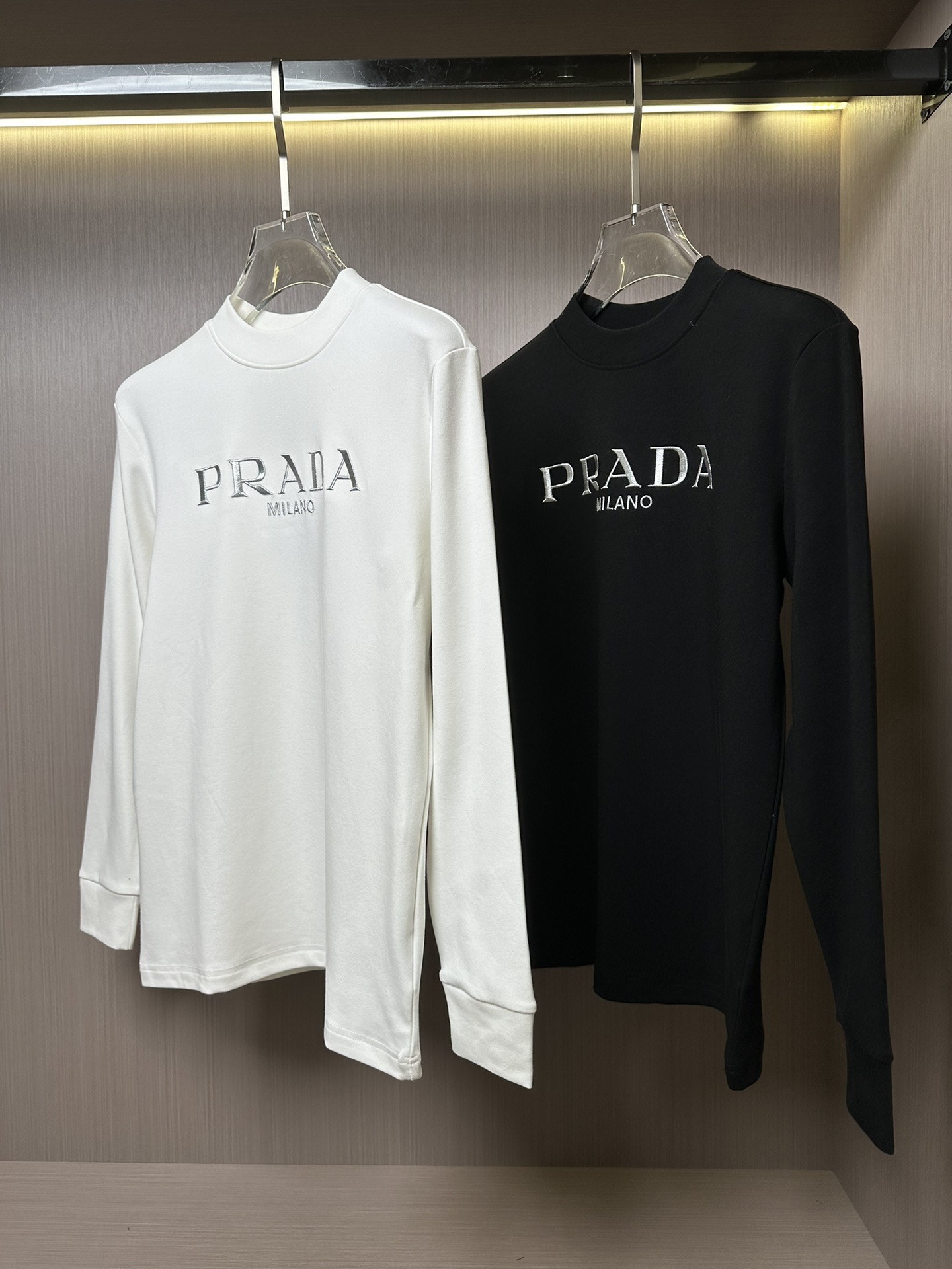 p480 Pプラダ24FW秋と冬の古典的な刺繍ラウンドネック長袖Tシャツボトミングシャツ胸銀ヘビーデューティ刺繍ブランドロゴモノグラム同定は、このTシャツは、フォーマルと高級になり、どのように長い着用する古典的なモデルのトレンド感を追加しながら、流行のスタイルではありません！！！生地は柔らかく、肌に優しい、ドレープ性と弾性抗ピリング効果が良いです！👍カラー：ブラックホワイトサイズ M-XXXL