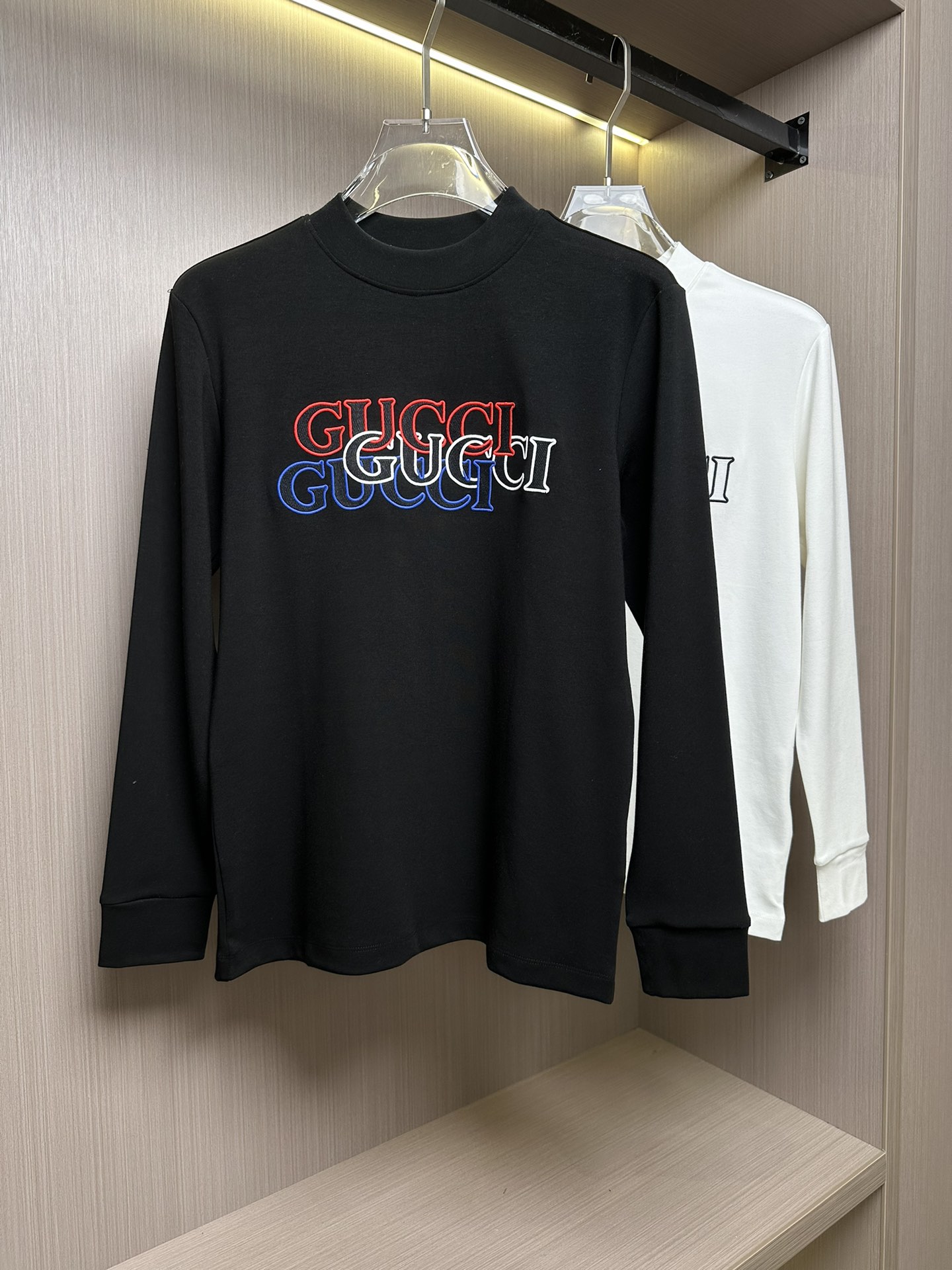 p480 GU Gucci 24FW fall and winter classic embroidery round neck long-sleeved T-shirt bottoming shirt chest white triple spelling heavy-duty embroidery brand logo letters superimposed pattern Identification makes this T-shirt formal upscale while adding a sense of trend classic models wear how long are not fashionable style!!!! The fabric is soft and skin-friendly, draping and elastic anti-pilling effect is good! 👍Color: black whiteSize M-XXXL