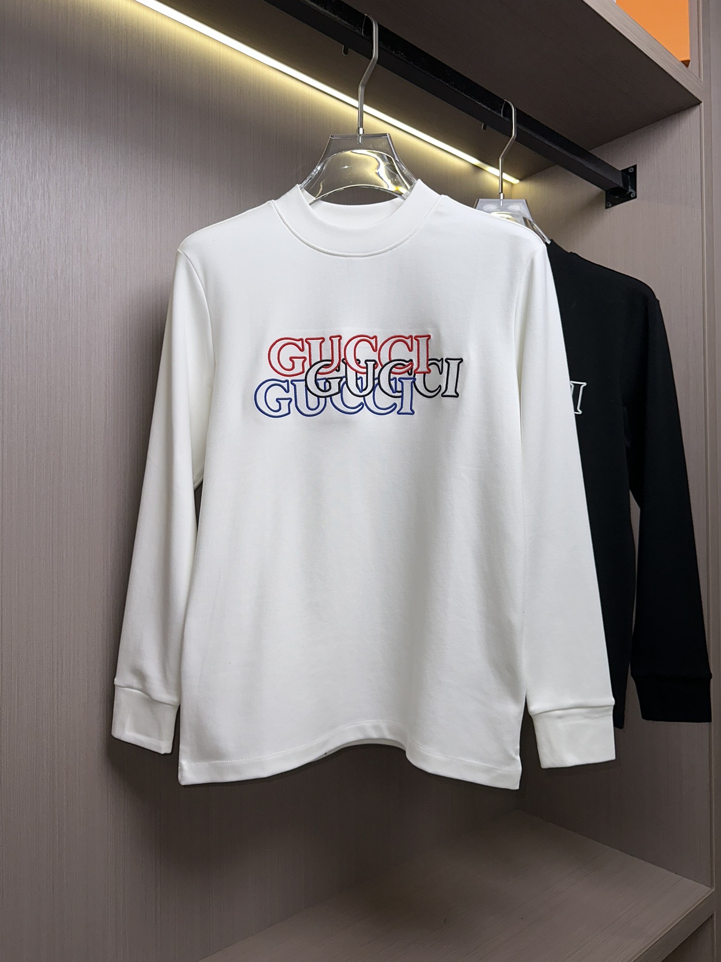 ¡¡¡¡p480 GU Gucci 24FW otoño e invierno clásico bordado cuello redondo de manga larga camiseta de fondo de pecho blanco deletreado triple pesado bordado logotipo de la marca letras superpuestas patrón de identificación grado hacen de esta camiseta formal de alto grado al tiempo que añade un sentido de tendencia modelos clásicos desgaste cuánto tiempo no están de moda style!!!! ¡La tela es suave y agradable a la piel, drapeado y elástico efecto anti-pilling es bueno! 👍Color: Negro BlancoTalla M-XXXL