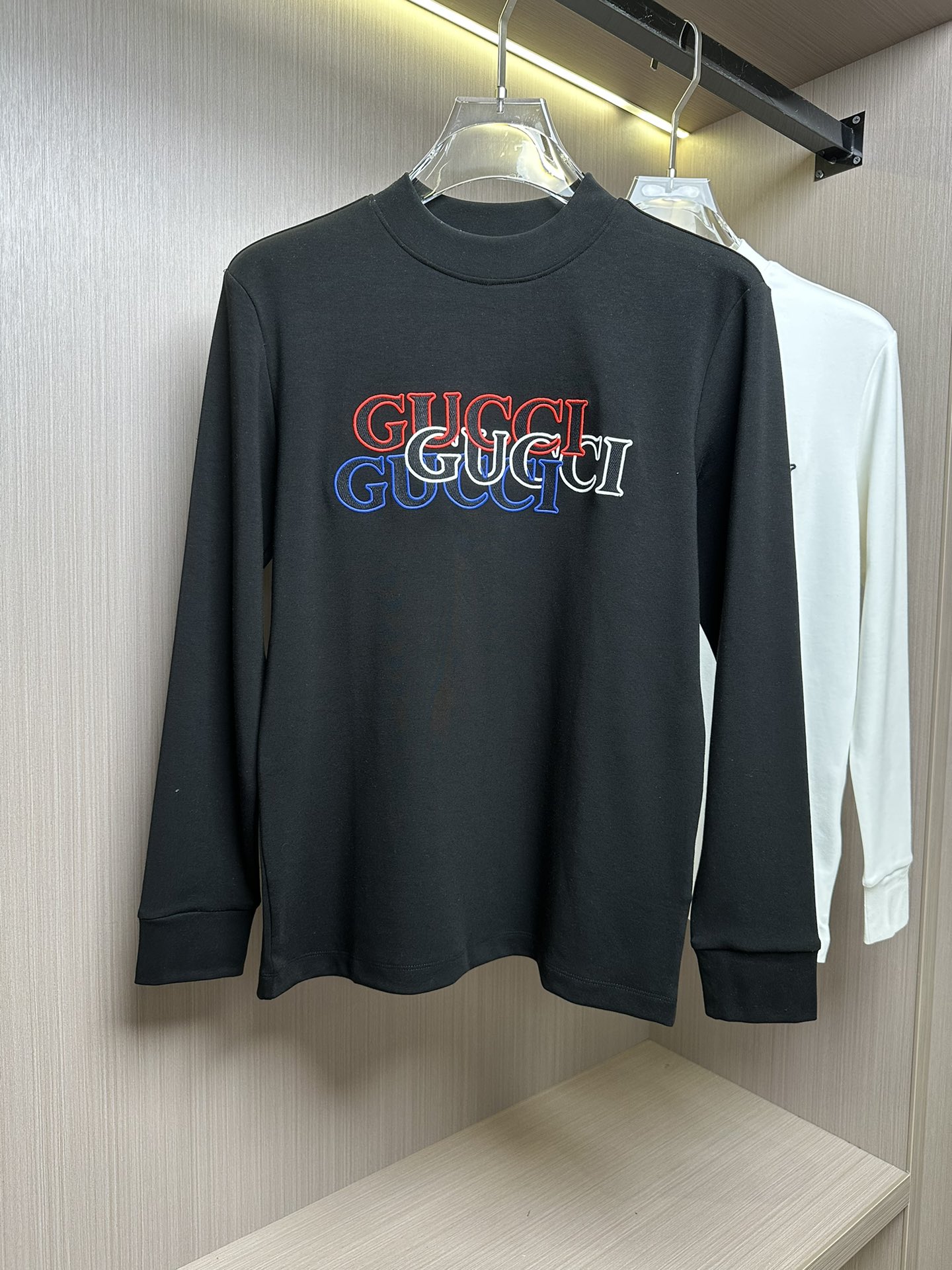 p480 GU Gucci 24FW fall and winter classic embroidery round neck long-sleeved T-shirt bottoming shirt chest white triple spelling heavy-duty embroidery brand logo letters superimposed pattern Identification makes this T-shirt formal upscale while adding a sense of trend classic models wear how long are not fashionable style!!!! The fabric is soft and skin-friendly, draping and elastic anti-pilling effect is good! 👍Color: black whiteSize M-XXXL