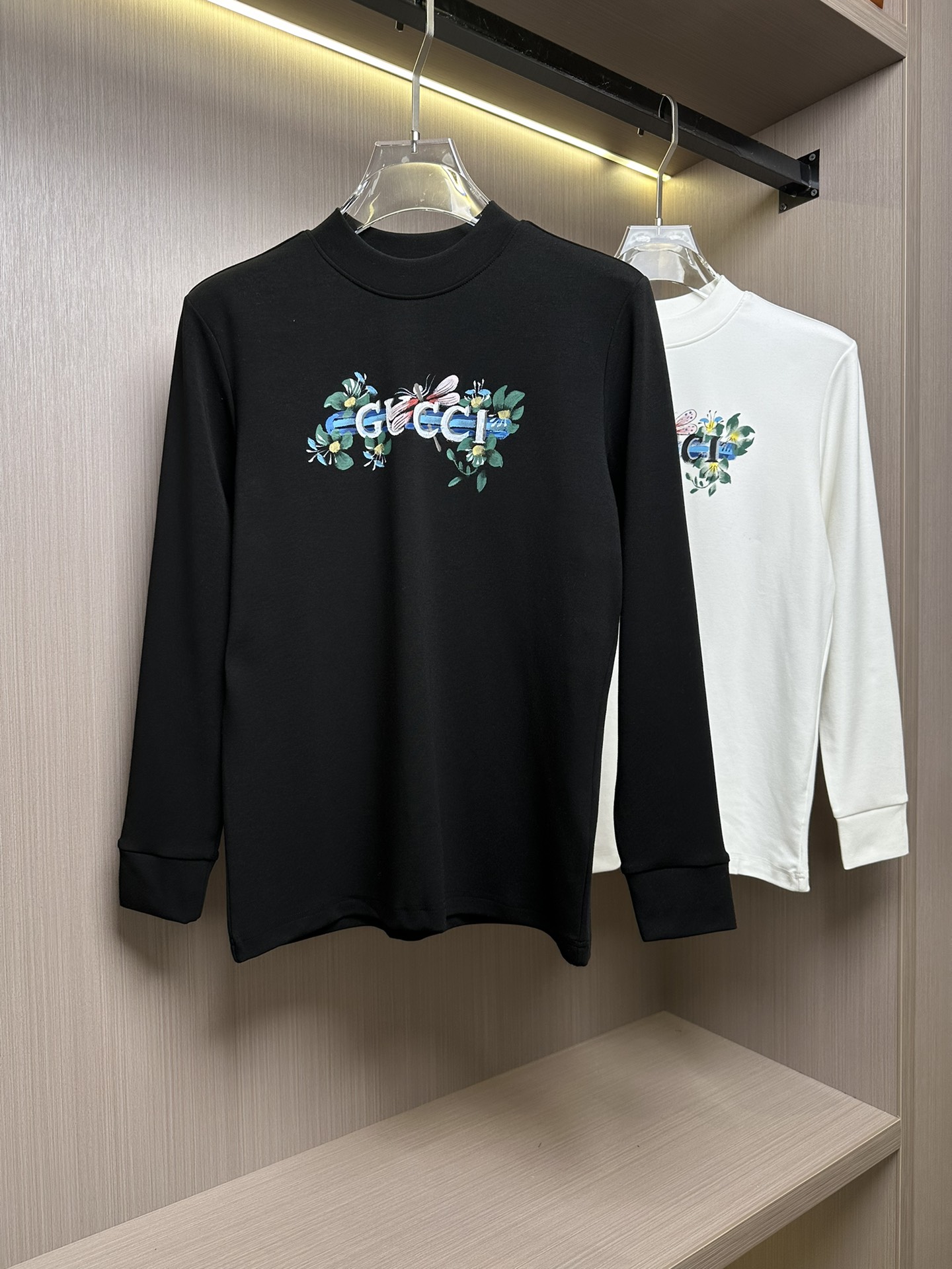 ¡¡¡¡p480 GU Gucci 24FW otoño e invierno clásico bordado de cuello redondo de manga larga camiseta de fondo de pecho colorido pintado a mano las letras de la marca mariposa 🦋 patrón El reconocimiento de esta camiseta formal y de lujo al tiempo que añade un sentido de la tendencia de los modelos clásicos de llevar por cuánto tiempo no está de moda style!!!! ¡El tejido es suave y agradable a la piel, drapeado y elástico con buen efecto anti-pilling! 👍Color: Negro BlancoTalla M-XXXL