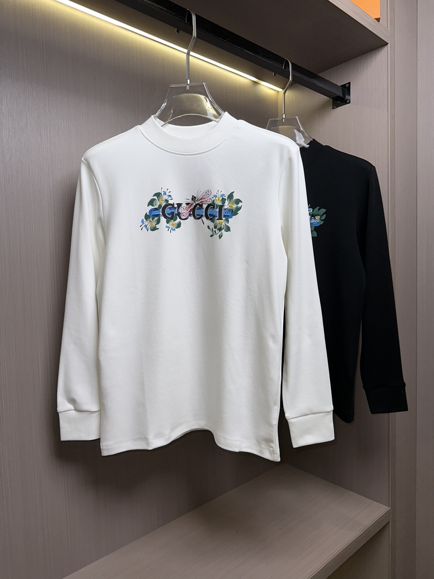 ¡¡¡¡p480 GU Gucci 24FW otoño e invierno clásico bordado de cuello redondo de manga larga camiseta de fondo de pecho colorido pintado a mano las letras de la marca mariposa 🦋 patrón El reconocimiento de esta camiseta formal y de lujo al tiempo que añade un sentido de la tendencia de los modelos clásicos de llevar por cuánto tiempo no está de moda style!!!! ¡El tejido es suave y agradable a la piel, drapeado y elástico con buen efecto anti-pilling! 👍Color: Negro BlancoTalla M-XXXL