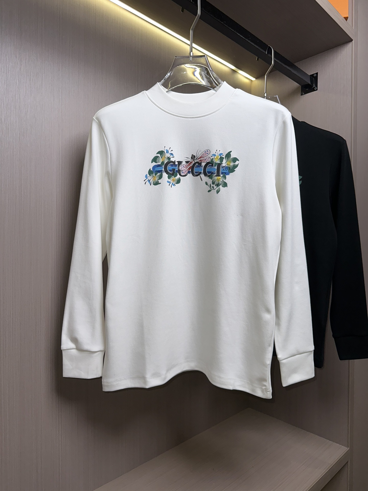 ¡¡¡¡p480 GU Gucci 24FW otoño e invierno clásico bordado de cuello redondo de manga larga camiseta de fondo de pecho colorido pintado a mano las letras de la marca mariposa 🦋 patrón El reconocimiento de esta camiseta formal y de lujo al tiempo que añade un sentido de la tendencia de los modelos clásicos de llevar por cuánto tiempo no está de moda style!!!! ¡El tejido es suave y agradable a la piel, drapeado y elástico con buen efecto anti-pilling! 👍Color: Negro BlancoTalla M-XXXL