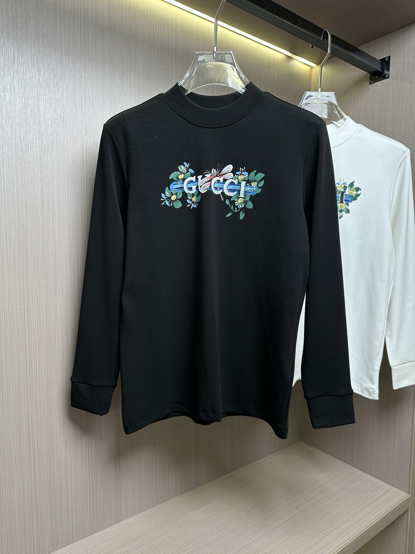 ¡¡¡¡p480 GU Gucci 24FW otoño e invierno clásico bordado de cuello redondo de manga larga camiseta de fondo de pecho colorido pintado a mano las letras de la marca mariposa 🦋 patrón El reconocimiento de esta camiseta formal y de lujo al tiempo que añade un sentido de la tendencia de los modelos clásicos de llevar por cuánto tiempo no está de moda style!!!! ¡El tejido es suave y agradable a la piel, drapeado y elástico con buen efecto anti-pilling! 👍Color: Negro BlancoTalla M-XXXL