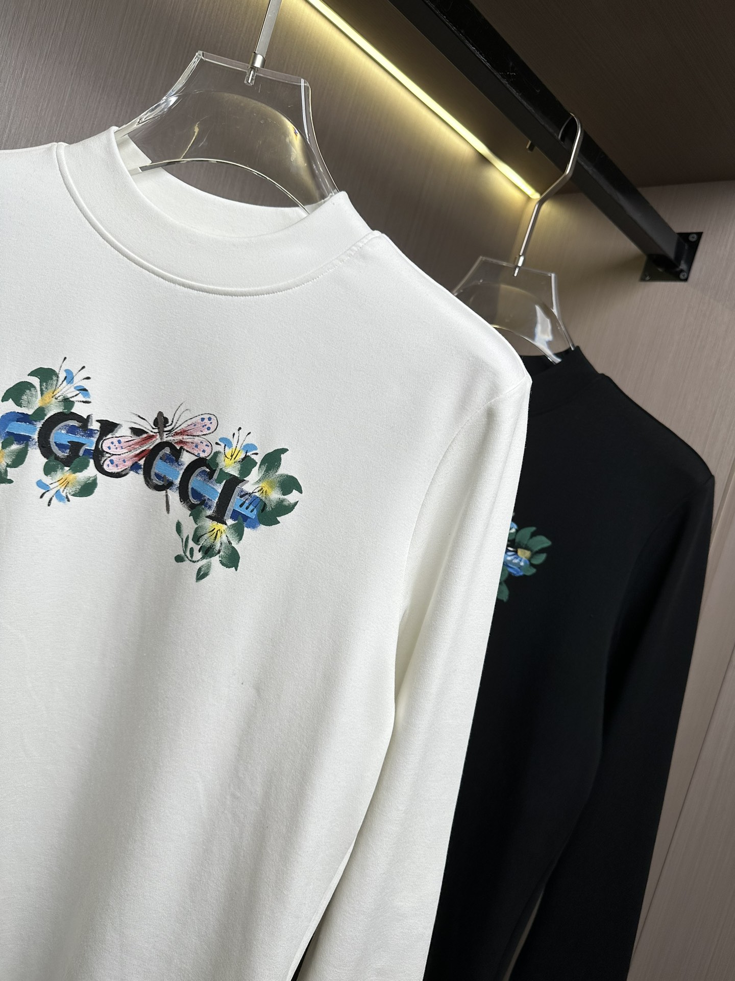 ¡¡¡¡p480 GU Gucci 24FW otoño e invierno clásico bordado de cuello redondo de manga larga camiseta de fondo de pecho colorido pintado a mano las letras de la marca mariposa 🦋 patrón El reconocimiento de esta camiseta formal y de lujo al tiempo que añade un sentido de la tendencia de los modelos clásicos de llevar por cuánto tiempo no está de moda style!!!! ¡El tejido es suave y agradable a la piel, drapeado y elástico con buen efecto anti-pilling! 👍Color: Negro BlancoTalla M-XXXL