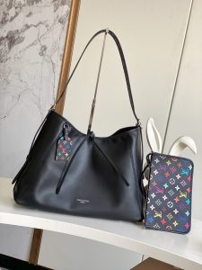 P1180 M13105 Este saco médio CarryAll Dark em pele de ovelha macia é uma silhueta elegante e descaída para adicionar ao look primavera/verão 2025 da marca Takashi Murakami Sanjusan. As ferragens em metal polido são complementadas por uma textura tátil e ligeiramente enrugada, e há muito espaço para uma variedade de artigos essenciais, tornando-o o companheiro de viagem perfeito. 39 x 30 x 15 cm (comprimento x altura x largura).