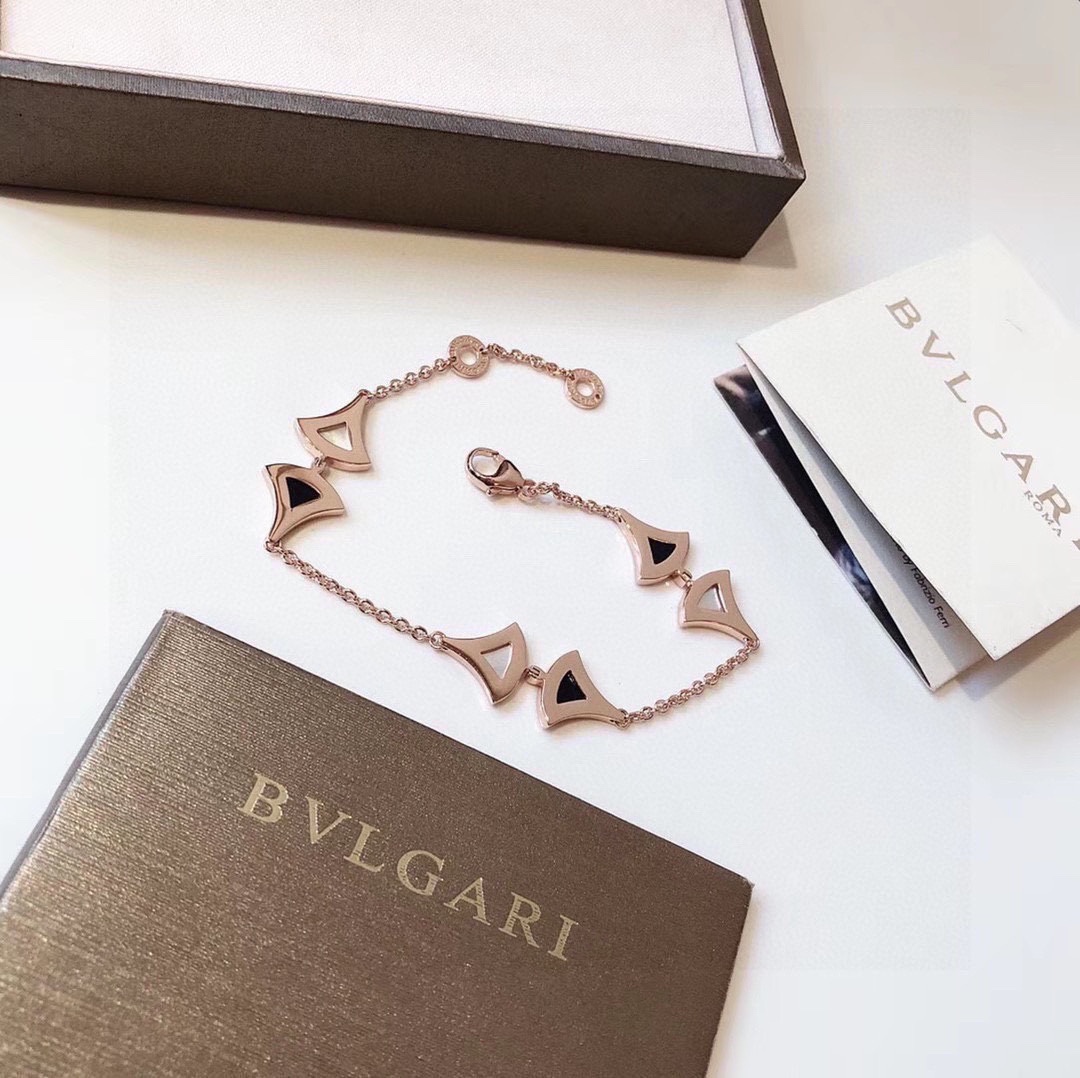 Image [4]-P170 👑Bvlgari Bvlgari Diva Series Black and White Skirt Bracelet Modèle classique en forme d'éventail Super versatile one Counter original one to one custom Selected German imports with natural agate Plating super thick gold Super beautiful and greasy ah ! 💰-High Fake Bags