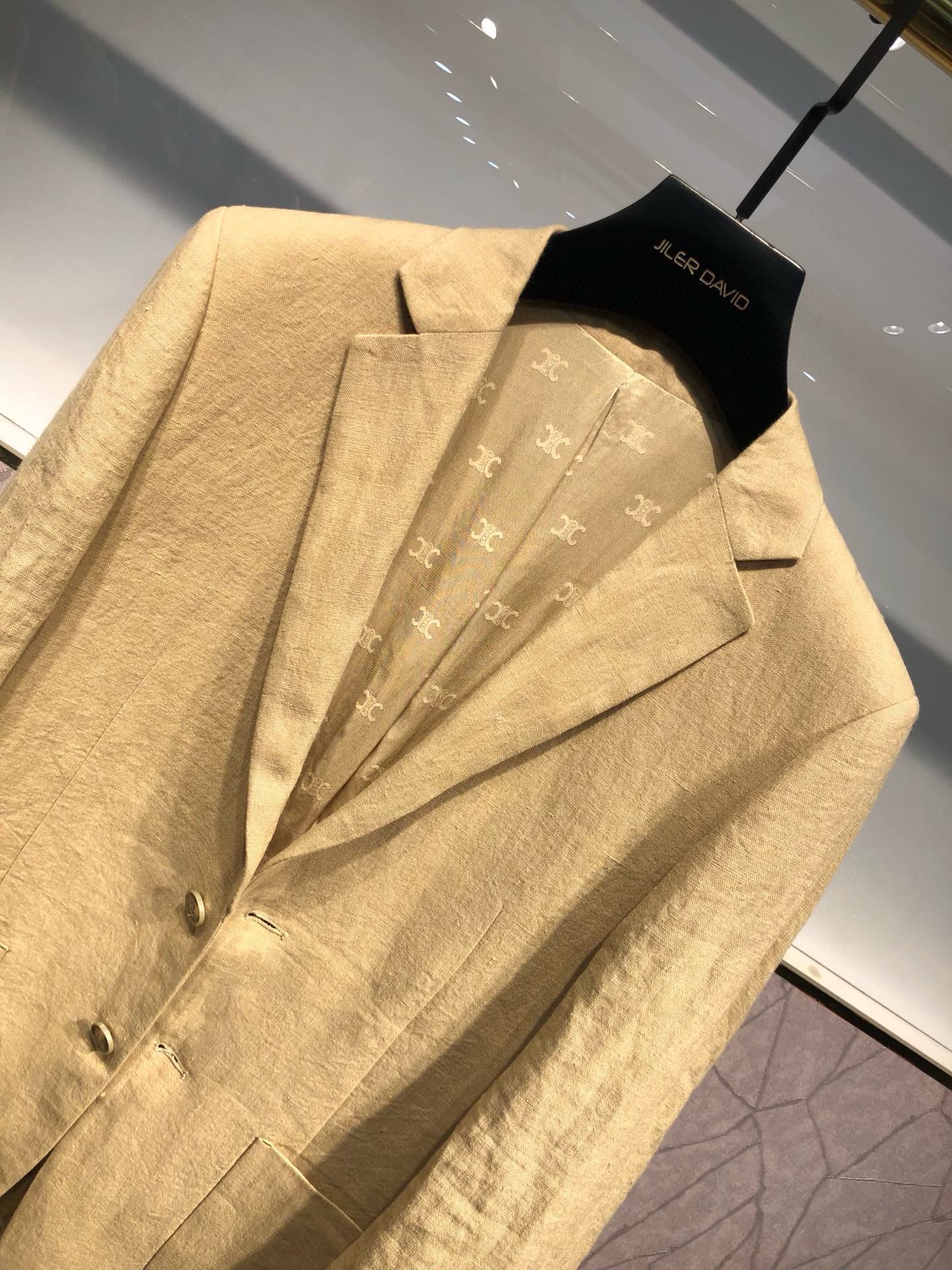 P800 Celine Celine Automne/Hiver 2024 ROUGH STOCK 1:1 open mould Blazer mode en coton Tencel et lin Concept simple et généreux Extrêmement tendance et classique ! Quincaillerie haut de gamme sur mesure ! La matière est très solide, importée et personnalisée pour une sensation de douceur et de confort ! Extrêmement bien entretenu au quotidien ! Le sens général de la modélisation est puissant à l'extrême ! Il suffit de le porter pour que l'aura soit immédiatement améliorée ! Modèles haut de gamme pour hommes fortement recommandés ! Taille : M-XXXL (175 140 kg L maximum 190 kg)