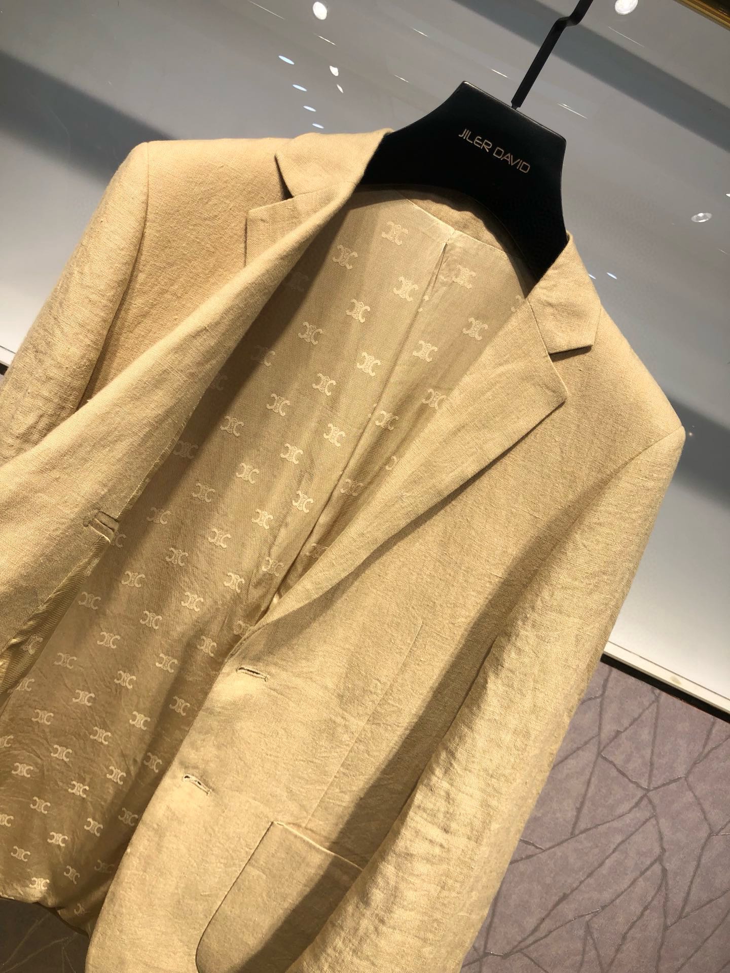 P800 Celine Celine Automne/Hiver 2024 ROUGH STOCK 1:1 open mould Blazer mode en coton Tencel et lin Concept simple et généreux Extrêmement tendance et classique ! Quincaillerie haut de gamme sur mesure ! La matière est très solide, importée et personnalisée pour une sensation de douceur et de confort ! Extrêmement bien entretenu au quotidien ! Le sens général de la modélisation est puissant à l'extrême ! Il suffit de le porter pour que l'aura soit immédiatement améliorée ! Modèles haut de gamme pour hommes fortement recommandés ! Taille : M-XXXL (175 140 kg L maximum 190 kg)