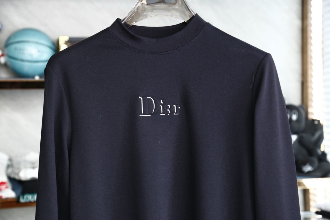 P420 Dior Dior 2024 Fall/Winter GW Synchronized Bottom Shirt Half High Neck Long Sleeve T-Shirt Continuing the classic! Full quality order model! Oriental aesthetic design high-end customized fine cotton fabrics from the shape to the design are very trendy sense of the times regardless of the shape or design enough details! Slightly broad version of the neckline slightly fit the neck good shape good fabric! High-density fine cotton material on the body comfortable skin warm and stylish! Code number M-3XL (178 140 pounds L maximum 190 pounds)