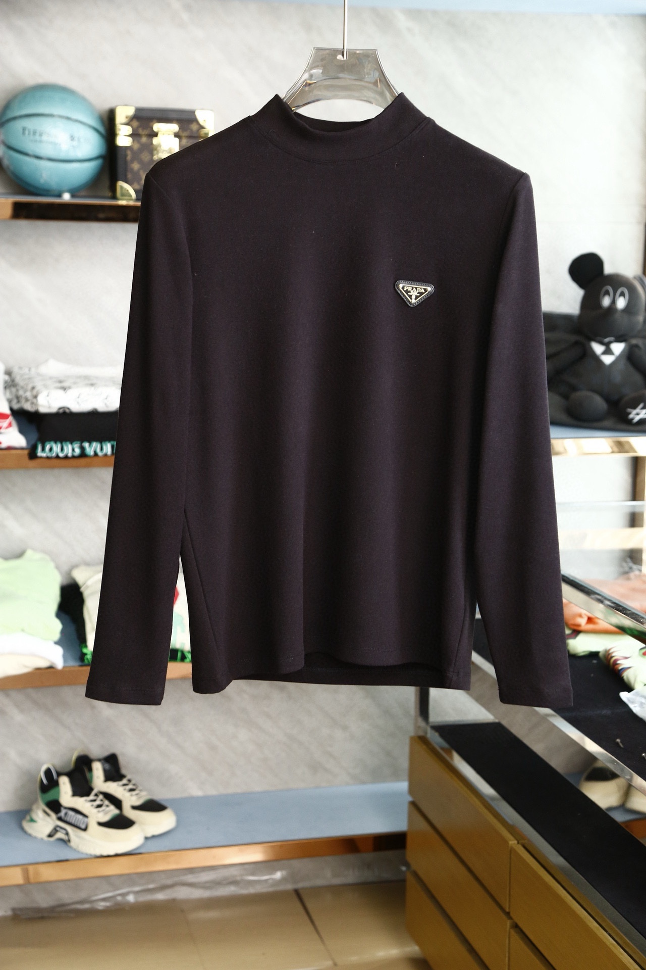 P420 Prada Prada Automne/Hiver 2024 GW Synchronised Base Shirt Half High Neck Long Sleeve T-Shirt Continuing a classic ! Modèle de commande de qualité totale ! Orientale esthétique design haut de gamme personnalisé tissus de coton fin de la forme à la conception sont tout à fait la nouvelle vague de l'époque que ce soit la forme ou la conception assez de détails ! La version légèrement large de l'encolure s'adapte légèrement à l'encolure, avec une bonne forme et un bon tissu ! Le tissu en coton fin de haute densité sur le corps est confortable, chaud et élégant ! Taille M-3XL (178 140kg L maximum 190kg)