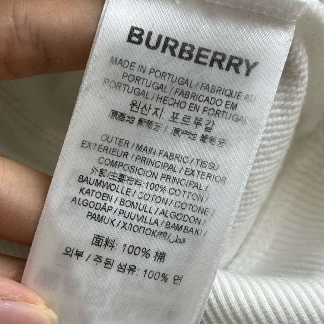 P520 Burberry Burberry versão alta fornecimento estável longo período de venda outono e inverno cavalo de guerra bordado logotipo casual pescoço redondo manga longa suéter empresa comercial ordem de canal Itália remessa direta no exterior boutique escassa Este design de suéter de logotipo clássico BUR simples clássico generoso decente 100% tecido de algodão preciso de alta densidade no corpo forma do corpo reta confortável confortável no modelo britânico adequado que pode ser dentro da lapela também pode ser usado fora e pode ser usado em camadas O design da gola redonda é simples e elegante, sem uma sensação de restrições, não só cobre a carne, mas também um enorme desgaste fino no corpo para dar a uma pessoa uma sensação casual bonita pertence à versão clássica clássica do pulôver da camisola solta e a quantidade de estilo sobressalente é muito versátil e não exigente ~!Tamanho: S-XLDados de referência:Código S: peito 106cm - largura dos ombros 45cm - comprimento 68cm - comprimento das mangas 66cmCódigo M: busto 110cm - largura dos ombros 46cm - comprimento 69cm - comprimento da manga 67cmCódigo L:Busto 114cm-largura dos ombros 47cm-comprimento da camisa 70cm-comprimento da manga 68cm.Tamanho XL:Busto 118cm-Largura dos ombros 48cm-Comprimento da camisola 71cm-Comprimento da manga 69cm