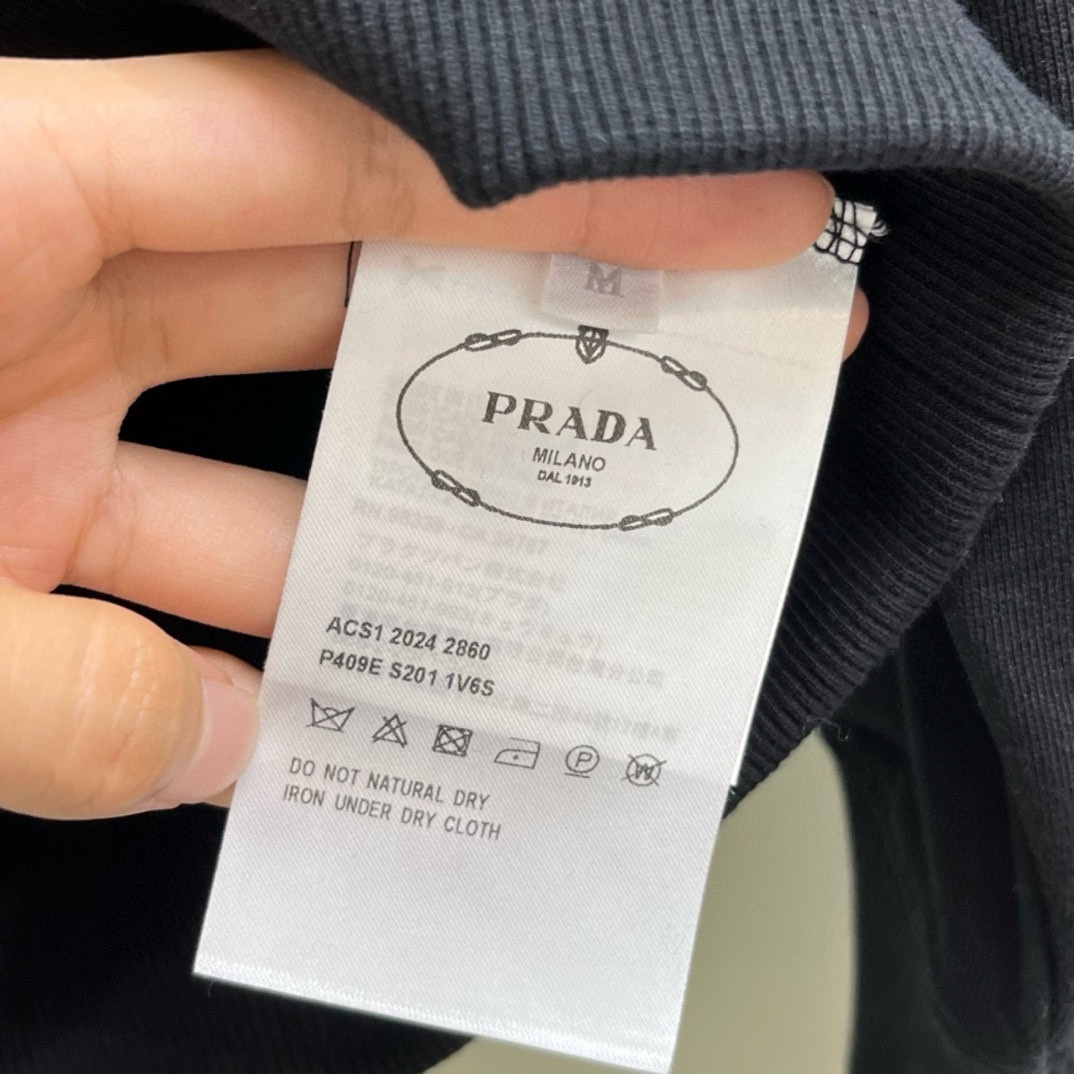 P520 プラダ PRADA 2024秋冬クラシックレッドレーベルクルーネックプルオーバー長袖カジュアルファッションスウェットヨーロッパ貿易チャネルイタリア海外倉庫直送海外ブティック限定セールこの新しいプルオーバースウェットは、シンプルでゆとりのあるデザインで、美しいネックラインを見せるクラシックなクルーネックスウェットです。クラシックなスタイルは、襟、袖口、裾にリブを施したスクエアシルエットで着心地がよく、プラダリネアRossaラテックスロゴの装飾がブランドのスタイルを際立たせるFabrics厳選された上質なコットン素材100%コットンは柔らかく繊細な風合いの生地で作られている着心地がよく、堅苦しくないColour selectionクラシック、シンプル、雰囲気ボードショーツ、スニーカーソールは、ファッショナブル、カジュアル、汎用性が高いことができます！サイズ：S〜XLデータ参照：Sコード：バスト106cm・肩幅45cm・着丈68cm・袖丈66cmMコード：バスト110cm・肩幅46cm・着丈69cm・袖丈67cmLコード：バスト114cm・肩幅47cm・着丈70cm・袖丈68cmXLコード：バスト118cm・肩幅48cm・着丈71cm・袖丈69cm-袖丈69cm