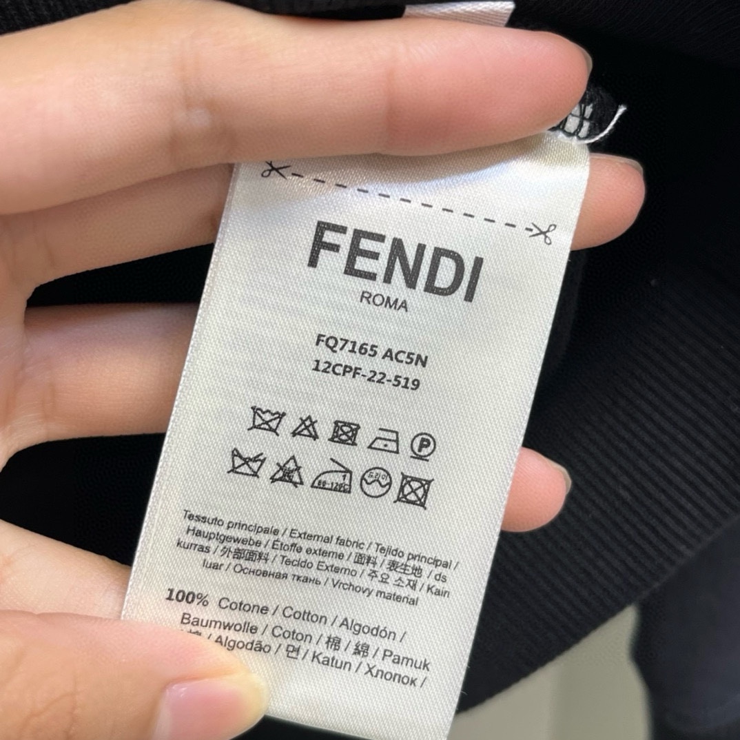 P520 FENDI FENDI الإصدار العالي مصدر البضاعة مستقر وفترة البيع طويلة 2024خريف وشتاء الخريف والشتاء قميص سويت شارة FF للرجال والنساء من القطن تيري الأساسي برقبة كرو برقبة متدرجة للرجال والنساء قميص سويت شارة FF فضفاض كاجوال بسترة فضفاضة! متزامن مع الموقع الرسمي للبيع 14,700 رنمينبي! أصبح قميص كنزة عائلة FF محط أنظار عالم الموضة بأسلوب تصميمه البسيط والفائق ومزاجه الراقي سواء كان ذلك في أوقات الفراغ اليومية أو المناسبات الاجتماعية يمكنه إظهار ذوقك وشخصيتك الفريدة!صُنع هذا القميص من قطن تيري 360 جرامًا محبوك ومصبوغ خصيصًا بملمس ناعم ومريح وملمس تيري كثيف في الأسفل لملاءمة مريحة وغير لاذعة! رقعة بنقشة FF Eclissi متدرجة على الصدر تُظهر مزاجًا فريدًا من الدرجة العالية بأسلوب تصميم بسيط وفائق! الاستخدام الكلي لعملية تحديد الماكينة الخاصة المستوردة بالأشعة تحت الحمراء في وضع الشعار أكثر دقة وصلابة، سواء كان شعار العلامة التجارية أو تفاصيل النقش تمت معالجتها وإنتاجها بعناية! يمكن التعامل مع الصورة الظلية الفضفاضة والتصميم المناسب للجنسين بسهولة من قبل الرجال والنساء على حد سواء، وهو ما لا يُظهر خصائص الموضة والفردية فحسب، بل يتيح لك أيضًا الشعور بالحرية والراحة أثناء ارتدائه، بينما يزيد القياس الفضفاض أيضًا من مرونة ومرونة مرتديه!المقاس: S-XLالمقاس S: الصدر 106 سم - عرض الكتفين 45 سم - طول القميص 68 سم - طول الأكمام 66 سمكود M: كود M: الصدر 110 سم - عرض الكتف 46 سم - طول الكتف 69 سم - طول الأكمام 67 سمرمز L: كود L: الصدر 114 سم - عرض الكتفين 47 سم - طول القميص 70 سم - طول الأكمام 68 سمالمقاس XL: كود XL: الصدر 118 سم - عرض الكتفين 48 سم - عرض الكتفين 48 سم - طول القميص 71 سم - طول الأكمام 69 سم