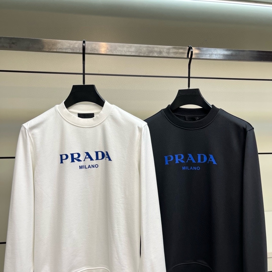 P520 Prada Prada simples et élégantes marchandises de style d'affaires des anciens canaux commerciaux, toujours avec une excellente qualité stable à gagner, adapté à toutes les foules ! 2024 Automne et Hiver Prada Classic Letter Logo Decorated Men's Sports Long Sleeve Sweatshirt 100% Le matériel de coton n'est jamais simple. L'utilisation de tissus de coton italien importés, l'apparence est ordinaire, mais il y a beaucoup à apprendre. Le toucher est très délicat et doux, et le travail est rigoureux et méticuleux. La vraie différence entre le coton général, à la main pour comprendre ... ... les points forts contrairement à de nombreuses marques, seulement simple et généreux sans perdre la mode lettres d'impression de logo soigné symétrique et très esthétique degré de reconnaissance est extrêmement élevé comme le vieux fer à repasser peut être nécessaire pour commencer Taille : S-XL données de référence : S code : poitrine 106cm-largeur d'épaule de 45cm-longueur de vêtement 68cm-longueur de la manche 66cmM code : buste 110cm - largeur d'épaule 46cm - longueur 69cm - longueur de manche 67cmmL code : buste 114cm - largeur d'épaule 47cm - longueur 70cm - longueur de manche 68cmXL code : buste 118cm - largeur d'épaule 48cm - longueur 71cm - longueur de manche 69cm