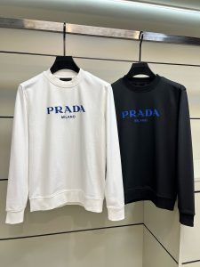 P520 Prada Prada high version of stable sources of long sales period simple and stylish business style goods from the old trade channels, has always been stable and excellent quality to win, suitable for all crowds! 2024 Autumn and Winter Prada Classic Letter Logo Decorated Men's Sports Long Sleeve Sweatshirt 100% Cotton material is never simple. The use of imported Italian cotton fabrics, look is ordinary but there is a lot to learn. The feel is very delicate and soft, and the work is rigorous and meticulous. The real difference between the general cotton, hands can be understood... Highlights unlike many brands, only simple and generous without losing the fashion letters logo printing neat symmetrical and very aesthetic sense of recognition is very high like the old iron can be necessary to start Size: S-XL data reference: S code: chest 106cm-shoulder width of 45cm-length of 68cm-sleeve length of 66cmM code: chest 110cm-shoulder width of 46cm-length of 69cm-sleeve length of 67cmmL code: chest 106cm-shoulder width of 46cm-length of 69cm-sleeve length of 66cm 67cmmL code: bust 114cm-shoulder width 47cm-clothes length 70cm-sleeve length 68cmXL code: bust 118cm-shoulder width 48cm-clothes length 71cm-sleeve length 69cm-high-fashion factory