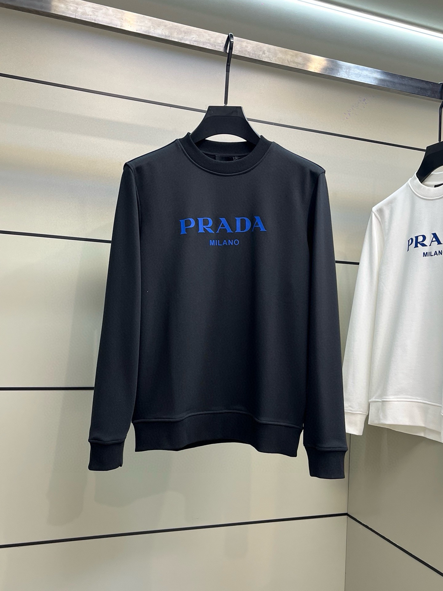 P520 Prada Prada simples et élégantes marchandises de style d'affaires des anciens canaux commerciaux, toujours avec une excellente qualité stable à gagner, adapté à toutes les foules ! 2024 Automne et Hiver Prada Classic Letter Logo Decorated Men's Sports Long Sleeve Sweatshirt 100% Le matériel de coton n'est jamais simple. L'utilisation de tissus de coton italien importés, l'apparence est ordinaire, mais il y a beaucoup à apprendre. Le toucher est très délicat et doux, et le travail est rigoureux et méticuleux. La vraie différence entre le coton général, à la main pour comprendre ... ... les points forts contrairement à de nombreuses marques, seulement simple et généreux sans perdre la mode lettres d'impression de logo soigné symétrique et très esthétique degré de reconnaissance est extrêmement élevé comme le vieux fer à repasser peut être nécessaire pour commencer Taille : S-XL données de référence : S code : poitrine 106cm-largeur d'épaule de 45cm-longueur de vêtement 68cm-longueur de la manche 66cmM code : buste 110cm - largeur d'épaule 46cm - longueur 69cm - longueur de manche 67cmmL code : buste 114cm - largeur d'épaule 47cm - longueur 70cm - longueur de manche 68cmXL code : buste 118cm - largeur d'épaule 48cm - longueur 71cm - longueur de manche 69cm