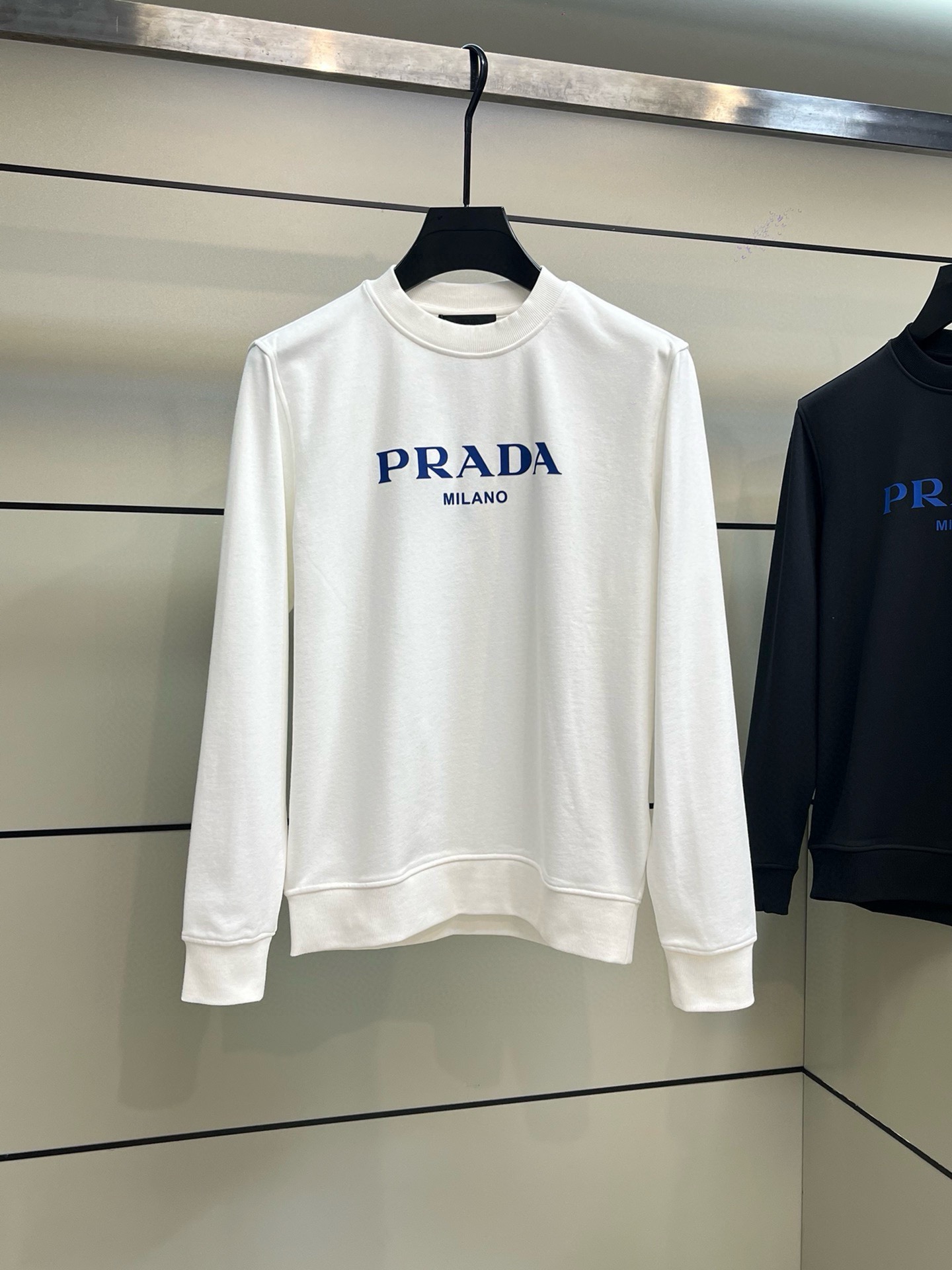 P520 Prada Prada simples et élégantes marchandises de style d'affaires des anciens canaux commerciaux, toujours avec une excellente qualité stable à gagner, adapté à toutes les foules ! 2024 Automne et Hiver Prada Classic Letter Logo Decorated Men's Sports Long Sleeve Sweatshirt 100% Le matériel de coton n'est jamais simple. L'utilisation de tissus de coton italien importés, l'apparence est ordinaire, mais il y a beaucoup à apprendre. Le toucher est très délicat et doux, et le travail est rigoureux et méticuleux. La vraie différence entre le coton général, à la main pour comprendre ... ... les points forts contrairement à de nombreuses marques, seulement simple et généreux sans perdre la mode lettres d'impression de logo soigné symétrique et très esthétique degré de reconnaissance est extrêmement élevé comme le vieux fer à repasser peut être nécessaire pour commencer Taille : S-XL données de référence : S code : poitrine 106cm-largeur d'épaule de 45cm-longueur de vêtement 68cm-longueur de la manche 66cmM code : buste 110cm - largeur d'épaule 46cm - longueur 69cm - longueur de manche 67cmmL code : buste 114cm - largeur d'épaule 47cm - longueur 70cm - longueur de manche 68cmXL code : buste 118cm - largeur d'épaule 48cm - longueur 71cm - longueur de manche 69cm