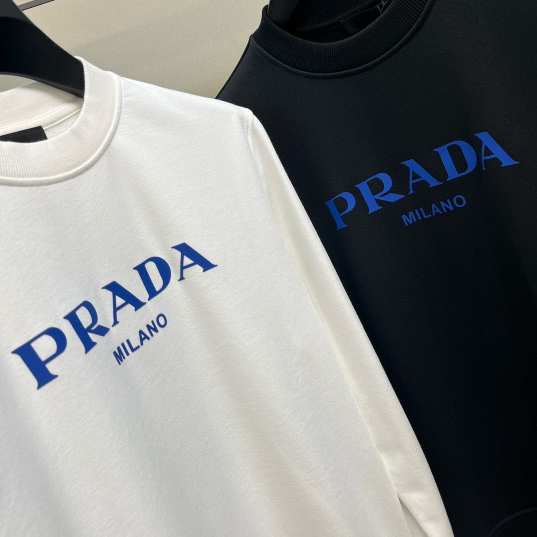 P520 Prada Prada simples et élégantes marchandises de style d'affaires des anciens canaux commerciaux, toujours avec une excellente qualité stable à gagner, adapté à toutes les foules ! 2024 Automne et Hiver Prada Classic Letter Logo Decorated Men's Sports Long Sleeve Sweatshirt 100% Le matériel de coton n'est jamais simple. L'utilisation de tissus de coton italien importés, l'apparence est ordinaire, mais il y a beaucoup à apprendre. Le toucher est très délicat et doux, et le travail est rigoureux et méticuleux. La vraie différence entre le coton général, à la main pour comprendre ... ... les points forts contrairement à de nombreuses marques, seulement simple et généreux sans perdre la mode lettres d'impression de logo soigné symétrique et très esthétique degré de reconnaissance est extrêmement élevé comme le vieux fer à repasser peut être nécessaire pour commencer Taille : S-XL données de référence : S code : poitrine 106cm-largeur d'épaule de 45cm-longueur de vêtement 68cm-longueur de la manche 66cmM code : buste 110cm - largeur d'épaule 46cm - longueur 69cm - longueur de manche 67cmmL code : buste 114cm - largeur d'épaule 47cm - longueur 70cm - longueur de manche 68cmXL code : buste 118cm - largeur d'épaule 48cm - longueur 71cm - longueur de manche 69cm