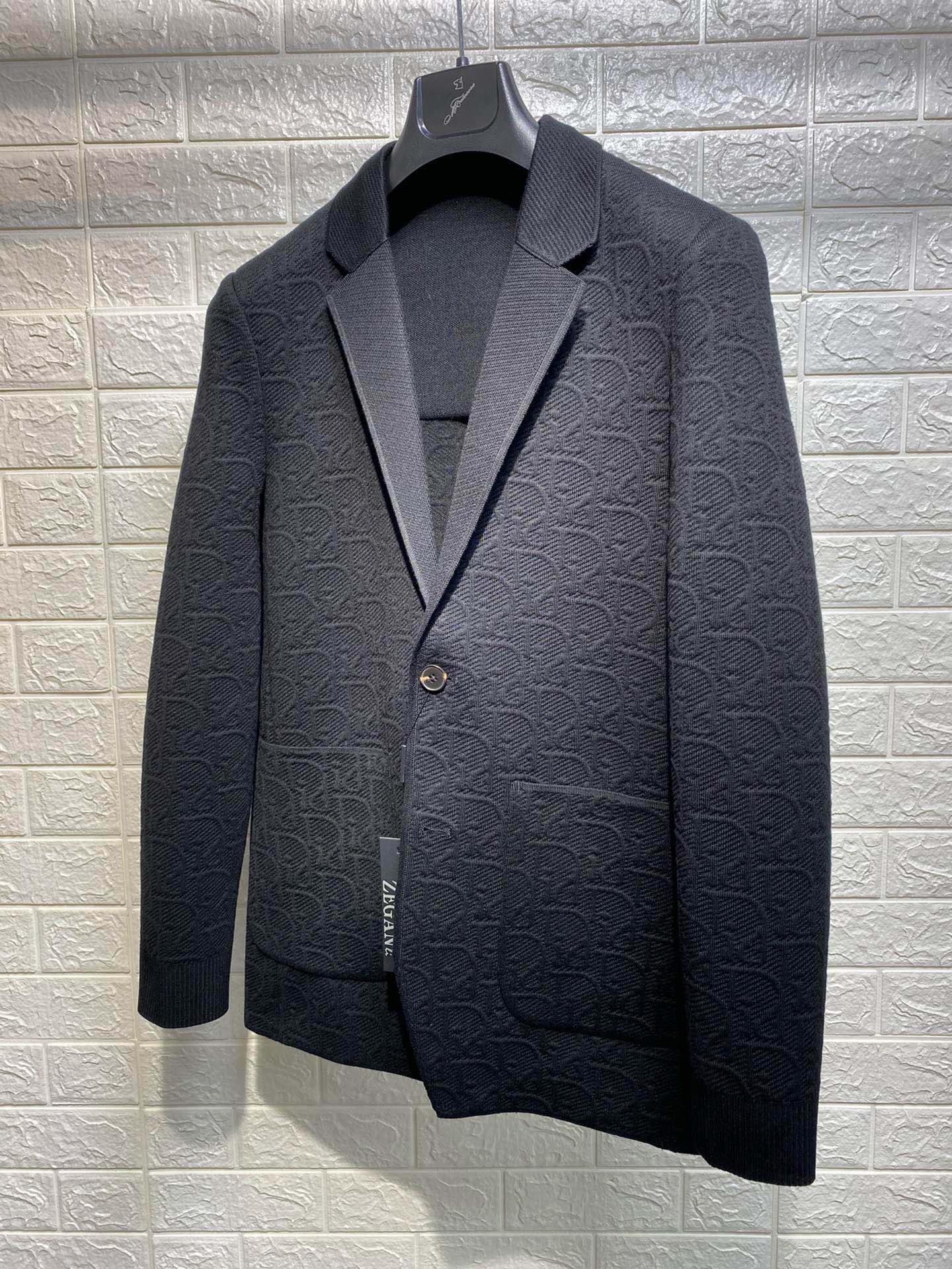 P900 Dior Dior Fall/Winter 24 Wool Suit Suit Jacket 👨🏻 Foreign trade company order! Imported wool. Comfortable rebound super good! Straight and drape full of the whole piece of clothing workmanship alignment neat and smooth customized across the ocean pure imported handmade Indian silk. Advanced sense of strong! All hardware accessories are customer with logo top accessories. A look is a high-grade fabric. This fabric is customized weaving! Regular factory way out of the good goods! Very practical color: black. Size: M-3XL 178 140 pounds L Slim maximum wear 190 pounds!