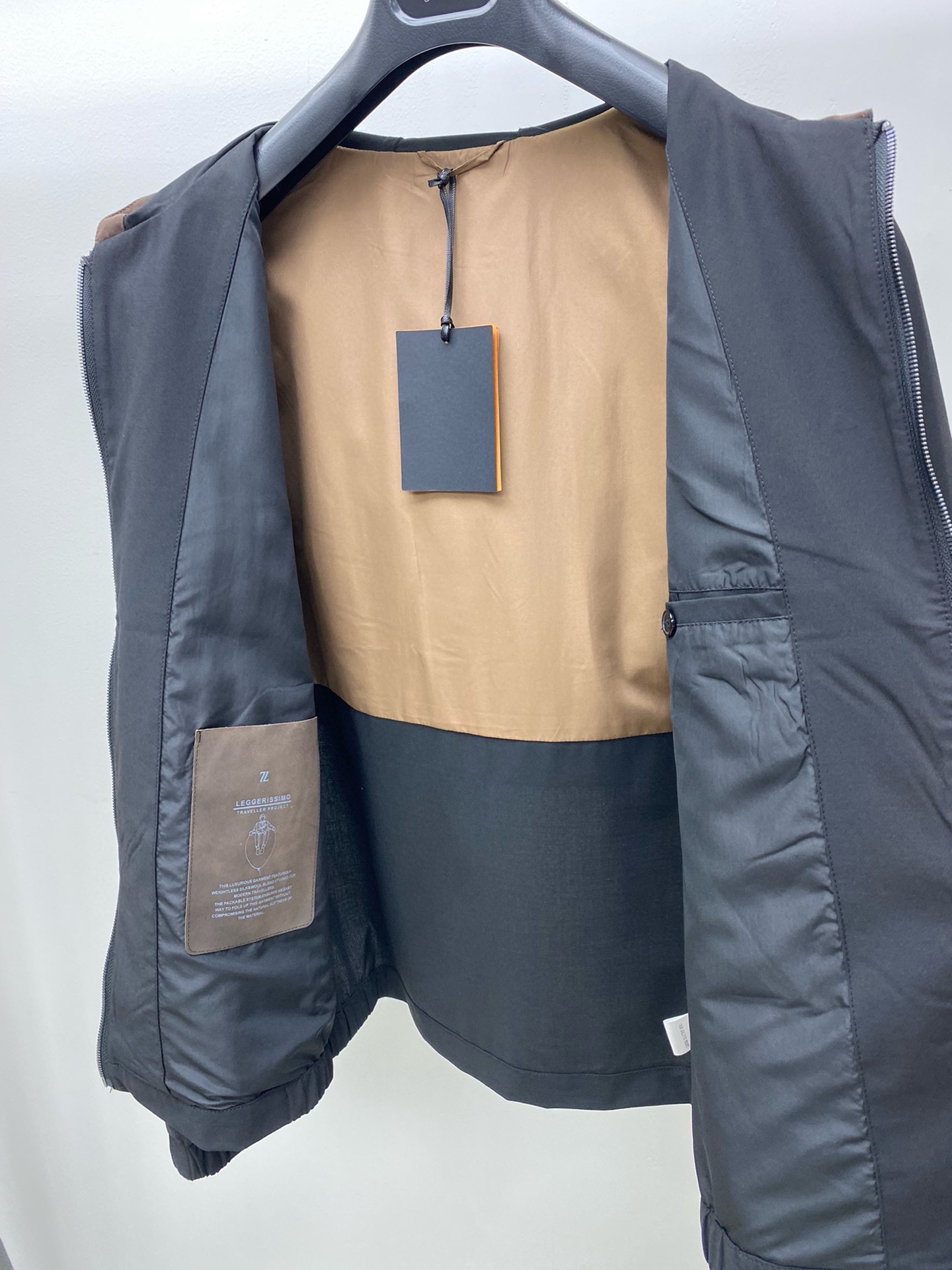 ¡P920 Zegna Zegna de cuero recortado de lana de alta chaqueta de los hombres chaqueta casual Hong Kong canal de mercancías extranjeras de gama alta de primera línea de lujo prêt-à-porter serie! ¡Hecho a medida de lana de alta calidad mezcla de tela es fina y robusta y bolsillos con estilo y placket decorado con material de piel de venado de color curry clásico con capucha y cordón a lo largo de la campana para mejorar el sentido de la vitalidad forro decorado con gamuza de piel de becerro hecho a mano etiqueta descripción del producto pequeños detalles determinan la calidad del diseño del cierre de doble cremallera es conveniente y cómodo bordes son bastante estrictas y meticuloso tratamiento de la capa interna de los pobres color de las colgaduras interior del corte casual y de moda de primera clase de primera clase limpio y nítido en el tipo de cuerpo es muy hermoso muy adelgazante y ligero y elegancia! ¡La combinación perfecta de color y luz casual madura versátil fácil de manejar una variedad de ocasiones de negocios ligeros modelos de desplazamiento diario son también armoniosa minimalista italiano, la interpretación de estilo seco de la mejor costumbre de hardware exquisito! Color: negroEspecificaciones: 48-5650 yardas: anchura de los hombros 46.pecho 112.manga 64.longitud 6752 yardas: anchura de los hombros 47.cintura 116.manga 65.longitud 68-alta copia de fábrica