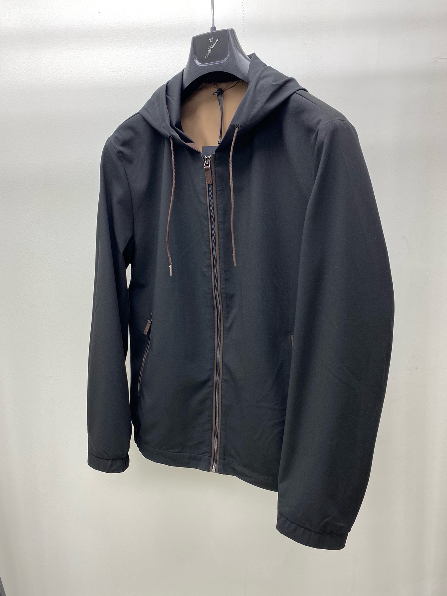 ¡P920 Zegna Zegna de cuero recortado de lana de alta chaqueta de los hombres chaqueta casual Hong Kong canal de mercancías extranjeras de gama alta de primera línea de lujo prêt-à-porter serie! ¡Hecho a medida de lana de alta calidad mezcla de tela es fina y robusta y bolsillos con estilo y placket decorado con material de piel de venado de color curry clásico con capucha y cordón a lo largo de la campana para mejorar el sentido de la vitalidad forro decorado con gamuza de piel de becerro hecho a mano etiqueta descripción del producto pequeños detalles determinan la calidad del diseño del cierre de doble cremallera es conveniente y cómodo bordes son bastante estrictas y meticuloso tratamiento de la capa interna de los pobres color de las colgaduras interior del corte casual y de moda de primera clase de primera clase limpio y nítido en el tipo de cuerpo es muy hermoso muy adelgazante y ligero y elegancia! ¡La combinación perfecta de color y luz casual madura versátil fácil de manejar una variedad de ocasiones de negocios ligeros modelos de desplazamiento diario son también armoniosa minimalista italiano, la interpretación de estilo seco de la mejor costumbre de hardware exquisito! Color: negroEspecificaciones: 48-5650 yardas: anchura de los hombros 46.pecho 112.manga 64.longitud 6752 yardas: anchura de los hombros 47.cintura 116.manga 65.longitud 68-alta copia de fábrica