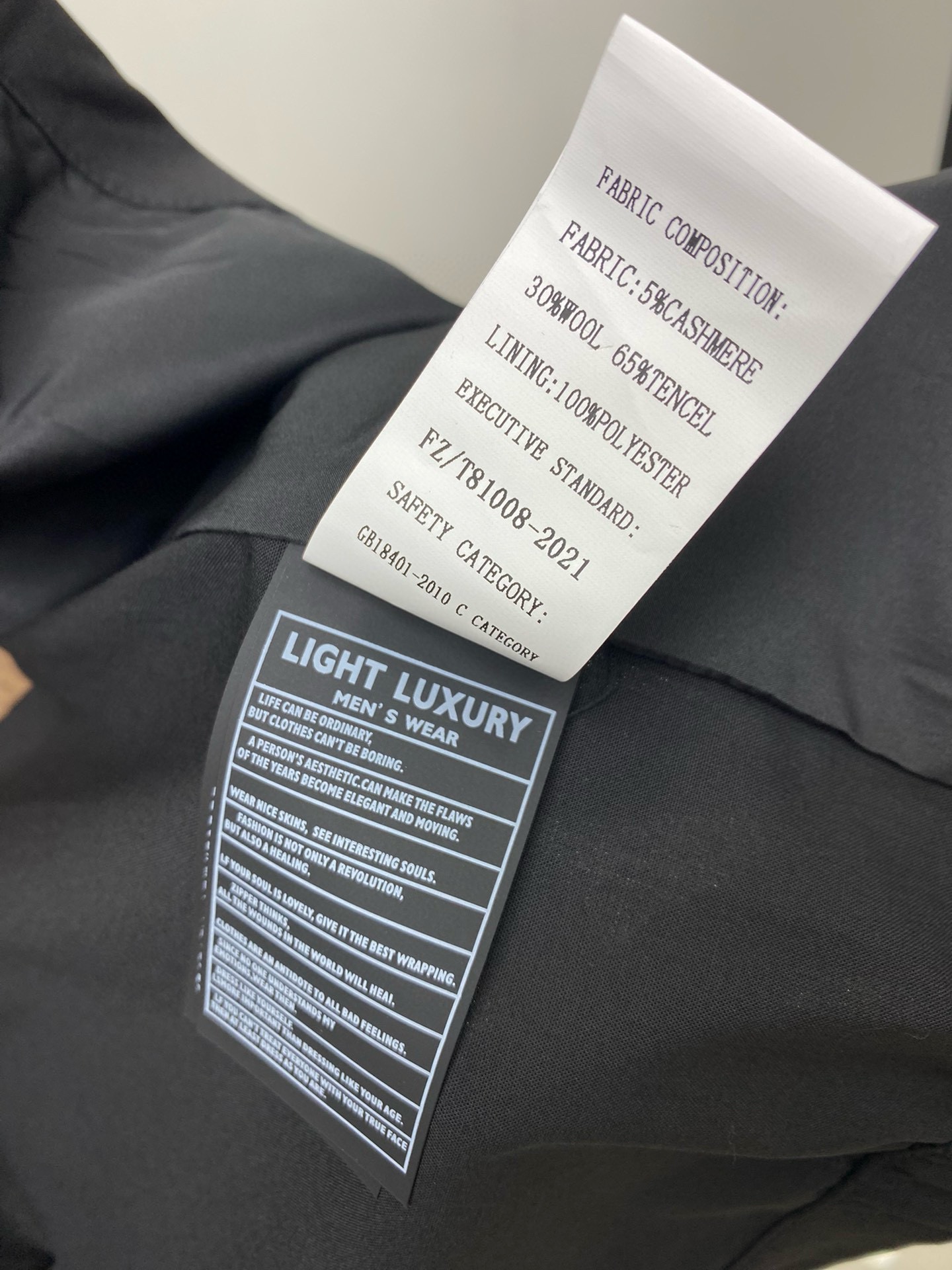 ¡P920 Zegna Zegna de cuero recortado de lana de alta chaqueta de los hombres chaqueta casual Hong Kong canal de mercancías extranjeras de gama alta de primera línea de lujo prêt-à-porter serie! ¡Hecho a medida de lana de alta calidad mezcla de tela es fina y robusta y bolsillos con estilo y placket decorado con material de piel de venado de color curry clásico con capucha y cordón a lo largo de la campana para mejorar el sentido de la vitalidad forro decorado con gamuza de piel de becerro hecho a mano etiqueta descripción del producto pequeños detalles determinan la calidad del diseño del cierre de doble cremallera es conveniente y cómodo bordes son bastante estrictas y meticuloso tratamiento de la capa interna de los pobres color de las colgaduras interior del corte casual y de moda de primera clase de primera clase limpio y nítido en el tipo de cuerpo es muy hermoso muy adelgazante y ligero y elegancia! ¡La combinación perfecta de color y luz casual madura versátil fácil de manejar una variedad de ocasiones de negocios ligeros modelos de desplazamiento diario son también armoniosa minimalista italiano, la interpretación de estilo seco de la mejor costumbre de hardware exquisito! Color: negroEspecificaciones: 48-5650 yardas: anchura de los hombros 46.pecho 112.manga 64.longitud 6752 yardas: anchura de los hombros 47.cintura 116.manga 65.longitud 68-alta copia de fábrica