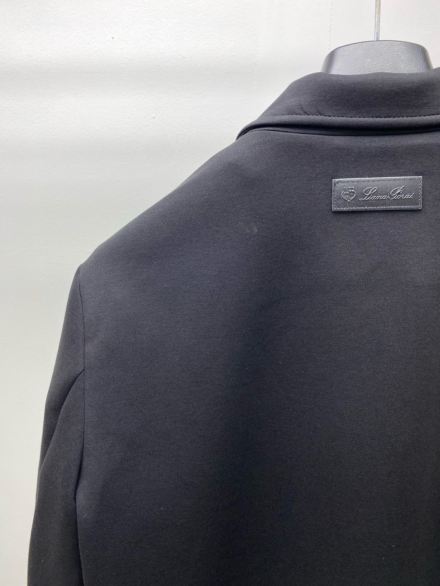 ¡P1000 LP loro Piana loro Piana sitio web oficial de los últimos modelos de la primavera y el otoño de abrigo de alta gama personalizada alta versión de la moda versátil explosivo personalizado original importado tejido de lana se siente super suave y delicado desgaste agradable a la piel y cómodo Shanghai empresa de comercio de bienes de canal de fase perfecta como 100% pura calidad de pedigrí en la selección de tejidos y la artesanía son muy cuidadosos de bajo perfil y de lujo elegante y noble cada detalle en la fuerza de la prueba! ¡Cada detalle es un testimonio del propio sentido de superioridad de la marca! ¡El diseño de la forma del cuerpo superior en el cuerpo es de tipo recto y seco compatibilidad estilo completo con una amplia gama de negocios y de ocio perfecto ambos pertenecen a la temporada de transición argumentando modelado excelente herramienta!Color: H NegroTamaño: M-3XL