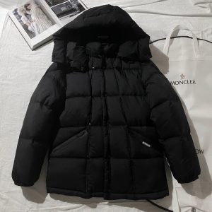 p1580 Moncler Matt Black Black Label Collection Matte Down Jacketモンクレールマットブラックレーベルコレクションロフジャケットミドル丈のマットなマットダウンジャケット。フードは取り外し可能。ミッドレングス。-ハイファッションファクトリー