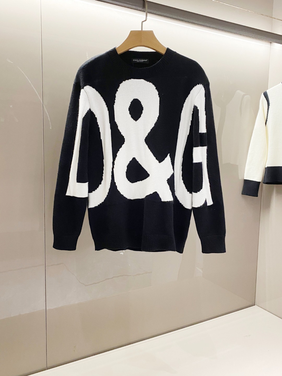 P560💰 Dol*e&Ga*ba*a/Dolce & Gabbana Men's Crew Neck Sweater with Appliqué. Sweater. Knitwear. Custom made in Italy from the finest luxury worsted wool fabrics, selected from Australia's top quality Merino wool fabrics with first class fiber properties, very high fiber coefficient, lightweight and elasticity, extremely soft and delicate feel, excellent skin friendliness, excellent comfort and breathability, and superior warmth performance! The details are very good brand logo digital appliqué design highlights the brand image culture. Color matching light mature versatile in line with a variety of daily wear mix and match compatible space is very high driving any occasion fashion and leisure can be on the body elegant sense of quality is very strong closet business commuting and street casual high attendance single hand a piece! Color: black Size: S-XL Size data: S code: bust 98cm-shoulder width 46cm-clothes length 65cm-sleeve length 59cm M code: bust 102cm-shoulder width 47cm-clothes length 66cm-sleeve length 60cmmL code: bust 106cm-shoulder width 48cm-clothes length 67cm-sleeve length 61cm XL code: bust 110cm-shoulder width 49cm-clothes length 68cm-sleeve length 62cm-XL code: bust 110cm-shoulder width 49cm-clothes length 68cm-sleeve length 62cm-XL code: bust 110cm-shoulder width 49cm-clothes length 68cm-sleeve length 68cm-sleeve length 68cm-sleeve length 62cm 68cm-sleeve length 62cm-high-fashion factory