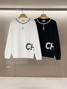 P560 💰Spice House Trading Company mercancía canalé.Principios de la primavera de 2025Ch*nel Chanel Double C Print Co-ed Crew Neck Pullover SweatshirtLa clásica Double C tiene un aspecto magníficamente glamuroso y muy ponible. El tejido de punto microdenso garantiza una forma y un carácter a medida. El tejido es ligero, cálido y transpirable, con un tacto fino, liso y suave. Textura de algodón italiano importado de fibra larga, caída plena suave y delicada. Se puede llevar sin restricciones, el sencillo estampado del logotipo es una obra maestra, redondeado y lleno de moda y lujo, la textura es perfecta. La textura desigual y las líneas suaves de la interpretación perfecta de la última "abuela" glamour de la moda. Color: Blanco Negro Talla: S-XL Código S: anchura de hombros 48cm-pecho 116cm-longitud 69cm-longitud de mangas 60cm Código M: anchura de hombros 49cm-pecho 120cm-longitud 70cm-longitud de mangas 61cm Código LL: anchura de hombros 50cm-pecho 124cm-longitud 72cm-longitud de mangas 63cm Código XL: anchura de hombros 51cm-pecho 128cm-longitud 74cm-longitud de mangas 65cm Código XL: anchura de hombros 51cm-pecho 128cm-longitud 74cm-longitud de mangas 63cm 74cm-longitud de la manga 65cm-fábrica de alta costura