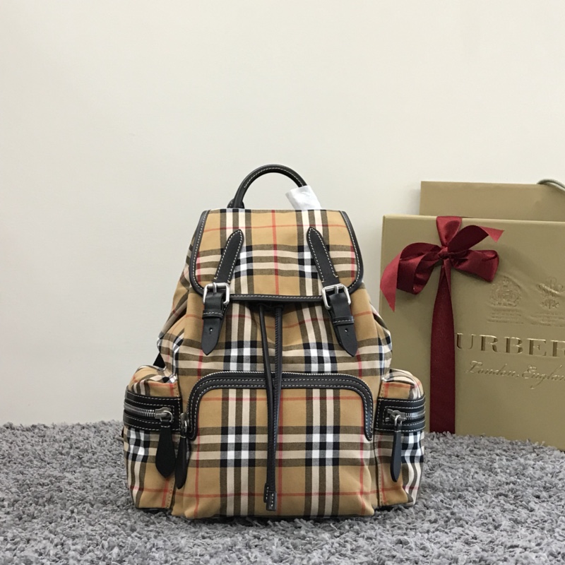 Le sac à dos Burberry Military Backpack Medium s'inspire de l'emblématique sac de style militaire de la marque. Il est fabriqué dans une sélection de tissus de coton à carreaux Vintage et décoré de finitions en cuir vieilli : 3 poches extérieures zippées, 1 pochette intérieure, 1 poche intérieure zippée, poignée supérieure en cuir, bandoulières réglables à fermeture éclair en toile, boucles, boutons-pression et cordon de serrage, bords peints à la main, ferrures en métal brillant.Dimensions : 22 x 14 x 33 cm