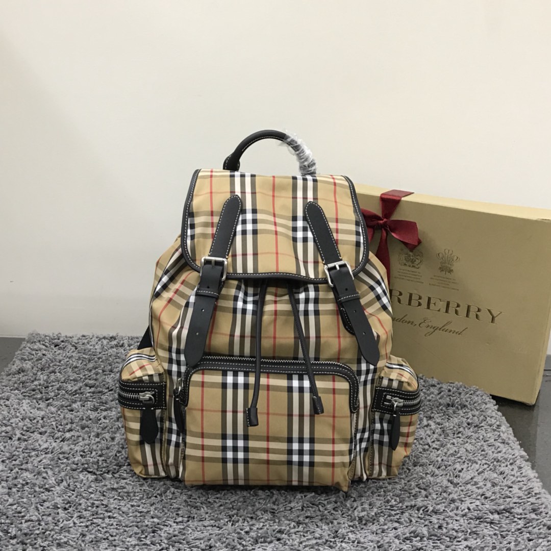 Burberry男款大号军旅背包以品牌典藏的军风包款为原型精选Vintage 复古格纹棉质裁片匠心打造装饰缉明线皮革边饰3个拉链外袋；1个内插袋；1个拉链内袋、皮革顶部提柄；可调式肩背带、扣环、按扣与抽绳开合、后侧加垫式菱形裁片、亮泽金属配件、手绘涂漆边缘、意大利制尺寸28×15×42cm-高仿包包