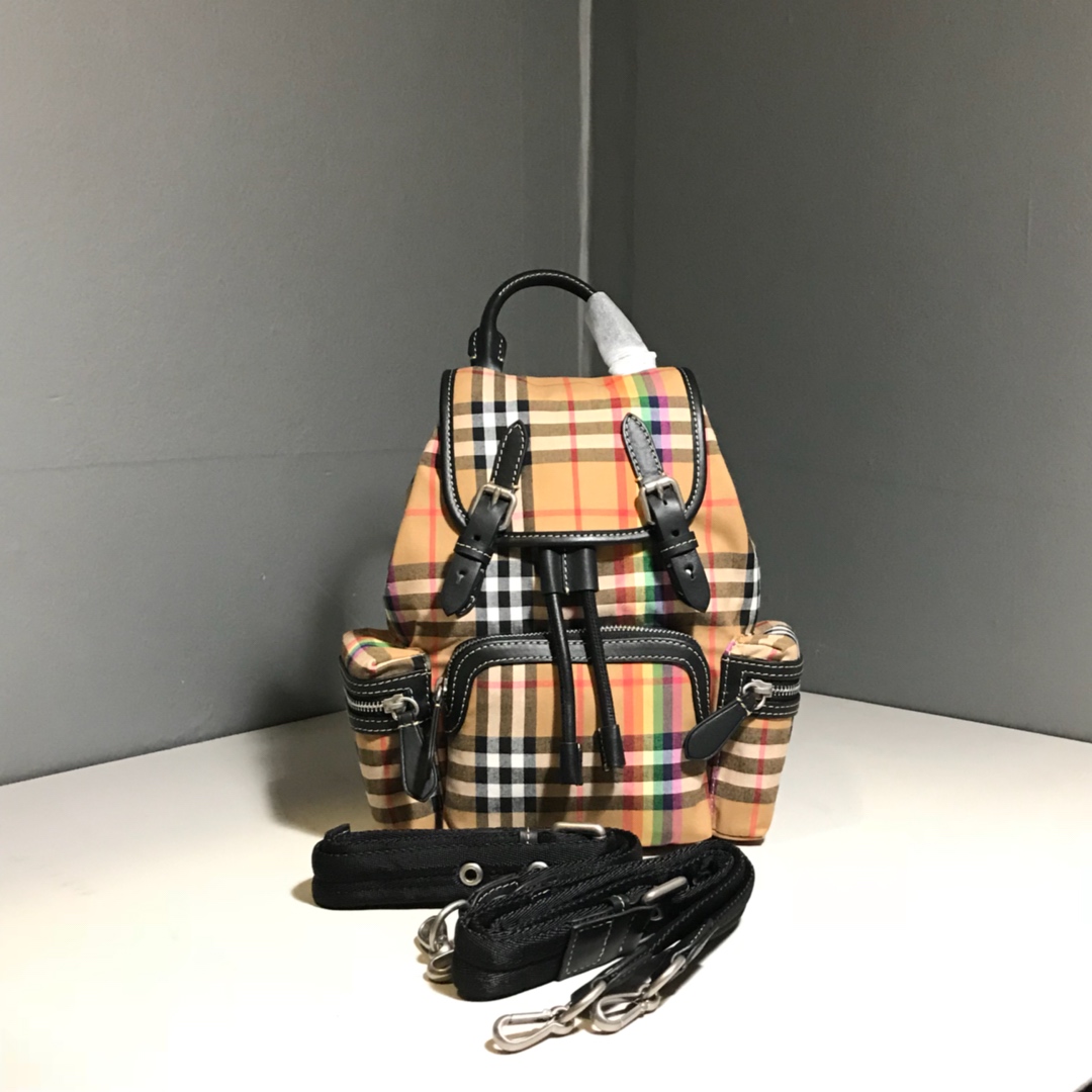 Le petit sac à dos Rainbow de Burberry est fabriqué en nylon léger avec des garnitures en peau de veau et des ornements en chaîne métallique. Il comporte des poches zippées fonctionnelles et des bandoulières rembourrées. 16 x 11 x 26 cm.