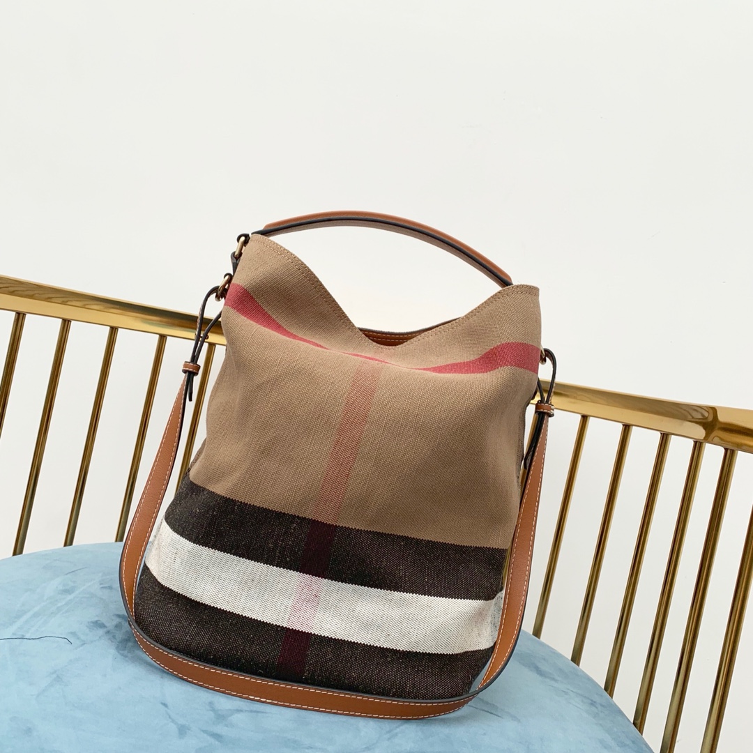 P1100 Burberry Classic Bucket Bag "The Ashby The Ashby Handbag" Bucket bag founding piece - once the top seller 🏆Using the original Canvas cotton and linen blend checkcred waterproof fabric Bespoke hardware 実物写真 詳細を見てください！内側は取り外し可能なポーチ付き（25X34）