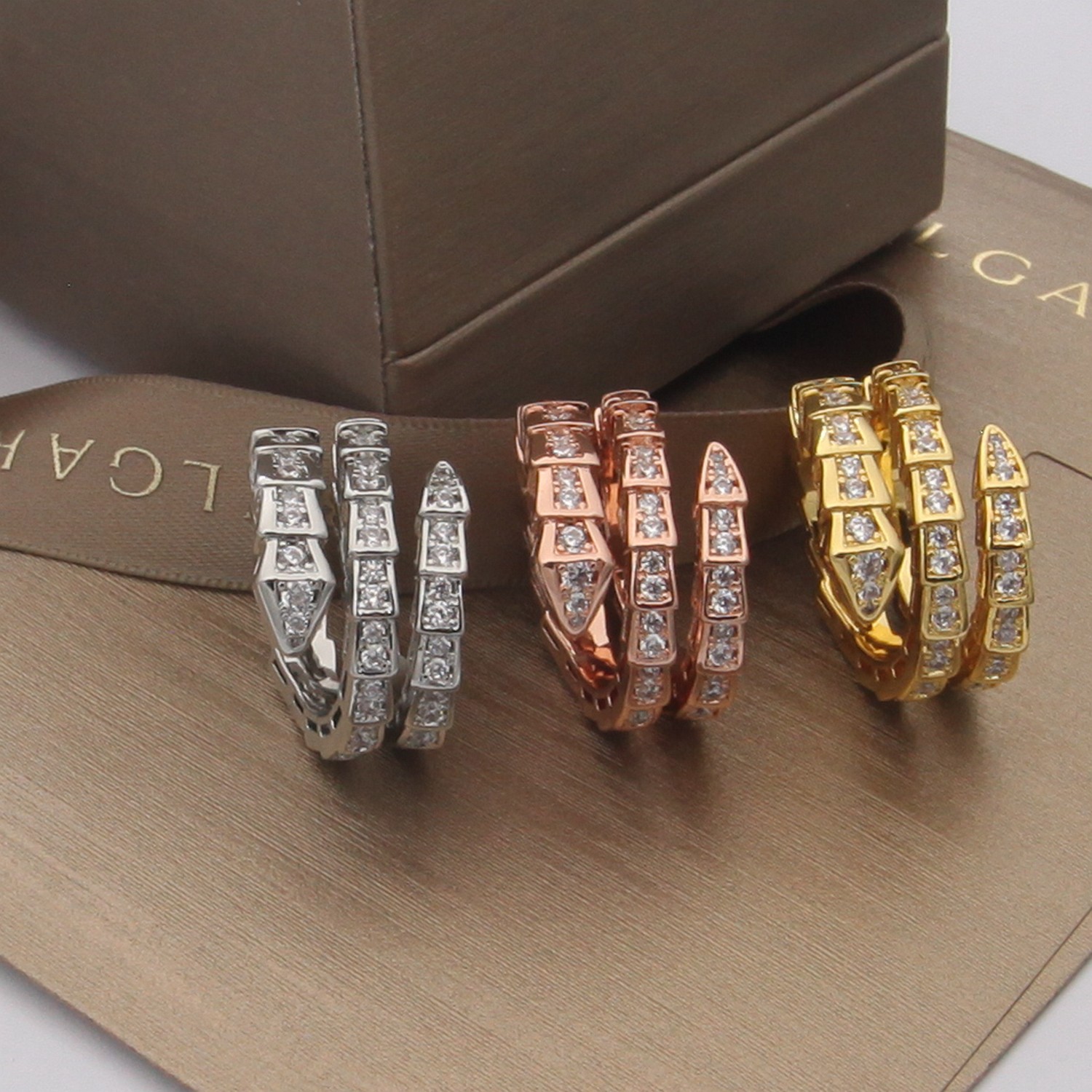 Bvlgari Bvlgari 2021 Colección SERPENTI Triple capa llena de diamantes Anillo serpiente ¡La versión más alta del mercado! Mano de obra como se muestra en la imagen se puede ver Bienvenido a comparar tres casas Exclusivo material importado sub-oro chapado de oro grueso utilizando plata de resorte importado no se deforma, no se desvanece, no alérgicas aberturas no recoger la mano Ajustable platino oro rosa oro amarillo tres colores 6-7-8 yardas - réplica de bolsos de alta calidad