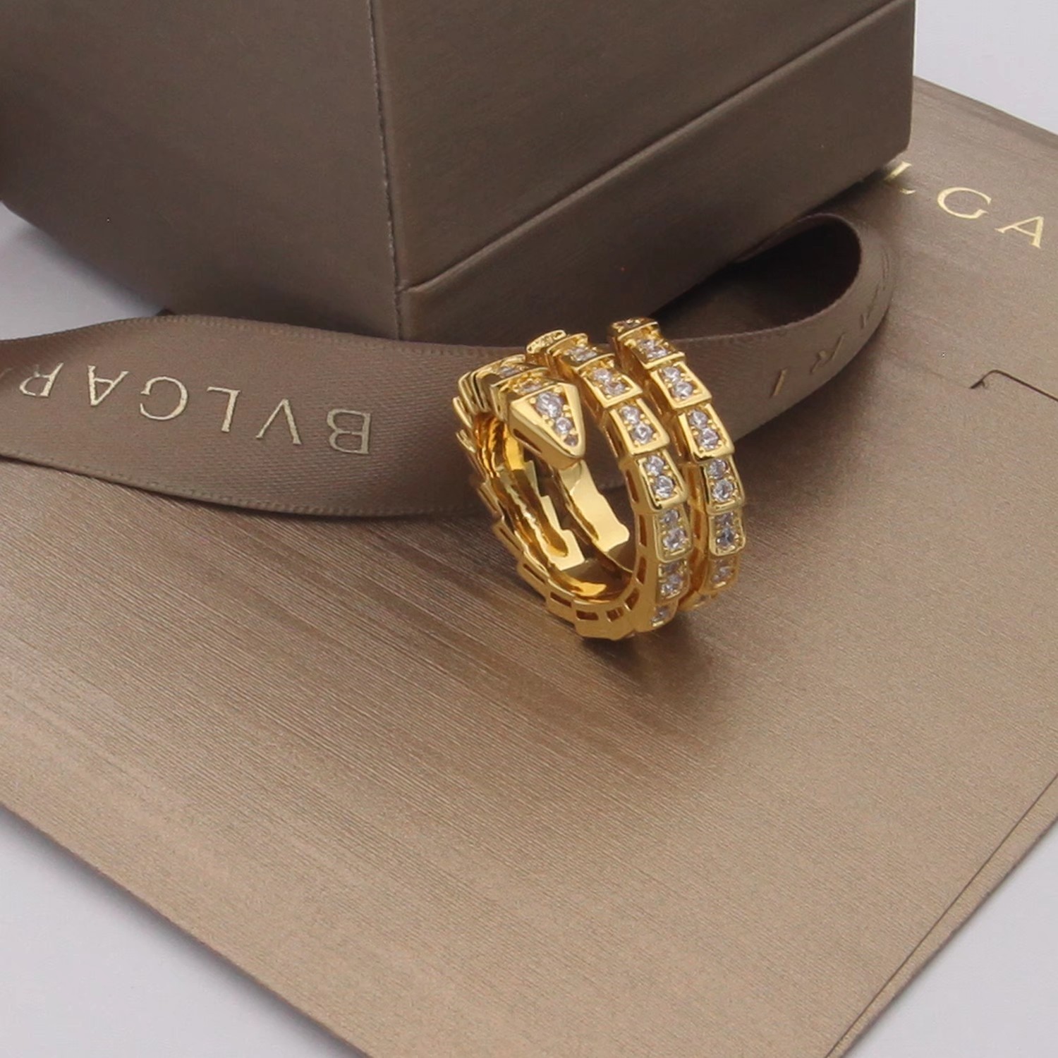 Bvlgari Bvlgari 2021 Colección SERPENTI Triple capa llena de diamantes Anillo serpiente ¡La versión más alta del mercado! Mano de obra como se muestra en la imagen se puede ver Bienvenido a comparar tres casas Exclusivo material importado sub-oro chapado de oro grueso utilizando plata de resorte importado no se deforma, no se desvanece, no alérgicas aberturas no recoger la mano Ajustable platino oro rosa oro amarillo tres colores 6-7-8 yardas - réplica de bolsos de alta calidad