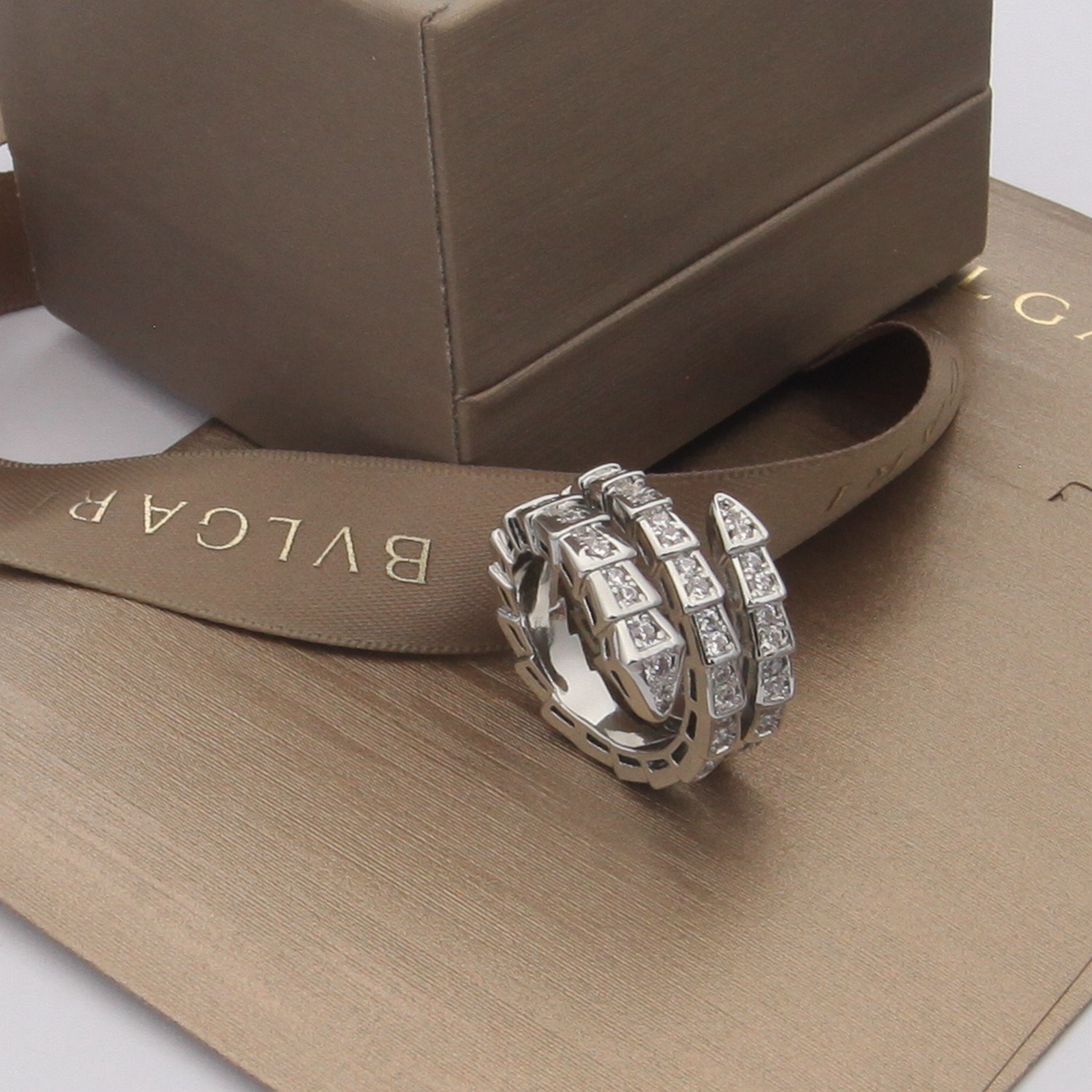 Bvlgari Bvlgari 2021 Colección SERPENTI Triple capa llena de diamantes Anillo serpiente ¡La versión más alta del mercado! Mano de obra como se muestra en la imagen se puede ver Bienvenido a comparar tres casas Exclusivo material importado sub-oro chapado de oro grueso utilizando plata de resorte importado no se deforma, no se desvanece, no alérgicas aberturas no recoger la mano Ajustable platino oro rosa oro amarillo tres colores 6-7-8 yardas - réplica de bolsos de alta calidad